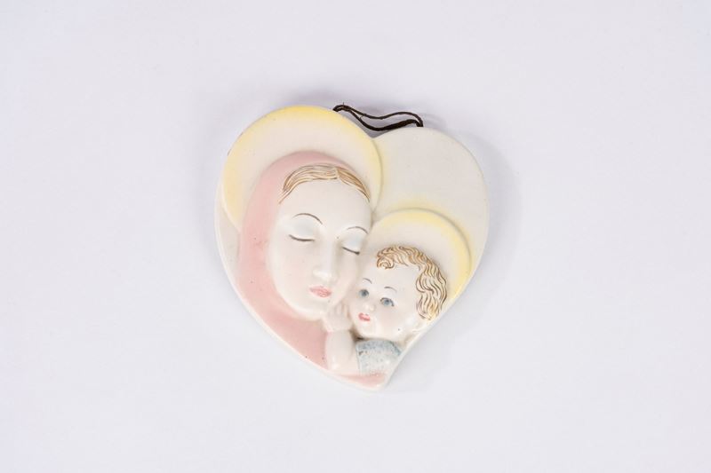 Lenci - Ceramica, Capoletto con Madonna e Bambino in forma di cuore, anni '50 del Novecento