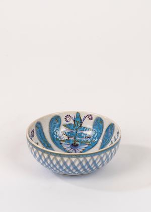 Ciotola in ceramica con motivi floreali e geometrici nei toni del celeste, Mariane Johnson per Royal Copenaghen, 1960 circa