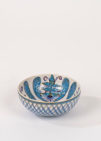 Mariane Johnson, Ciotola in ceramica con motivi floreali e geometrici (tonalità celeste)