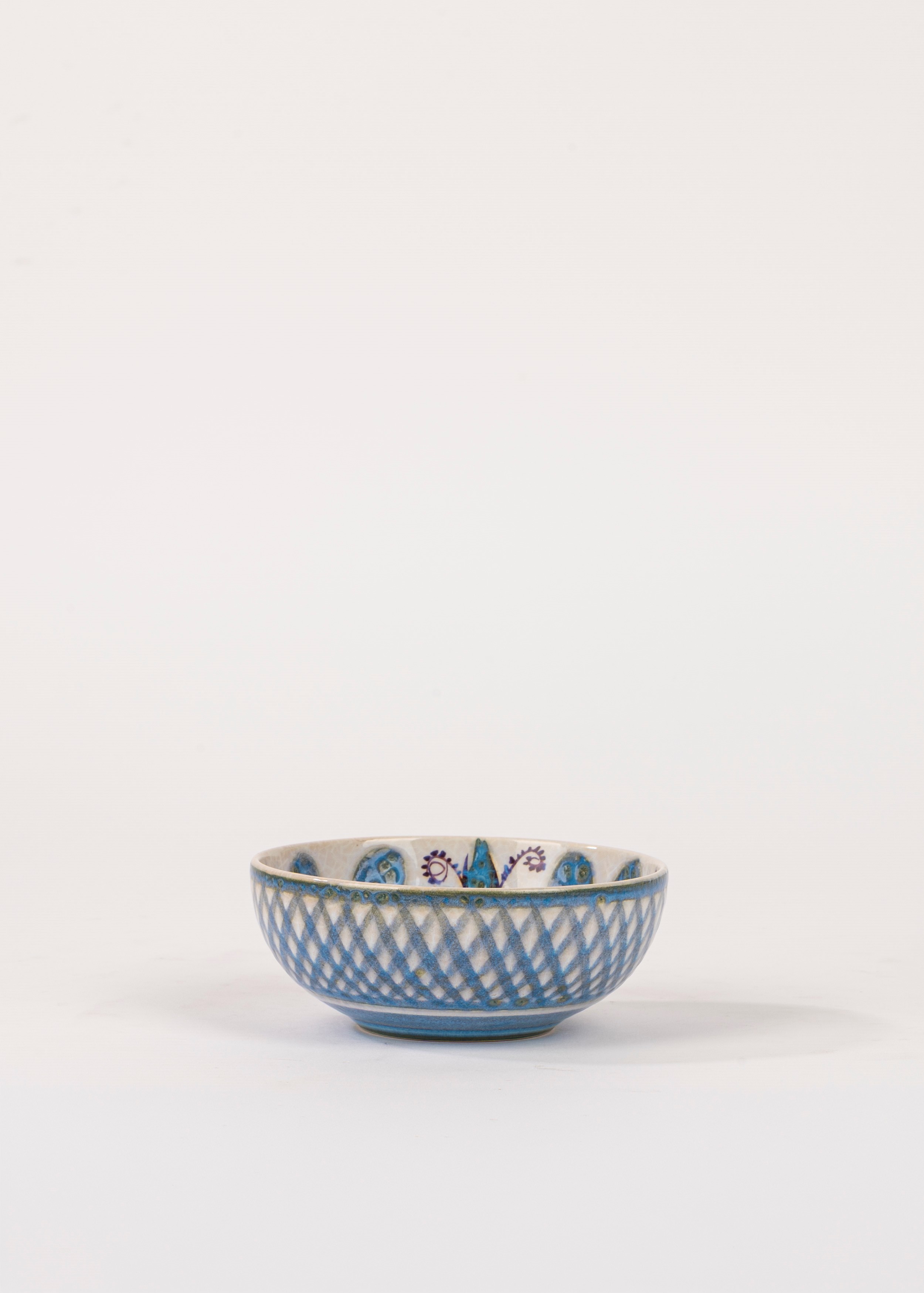Mariane Johnson, Ciotola in ceramica con motivi floreali e geometrici (tonalità celeste)