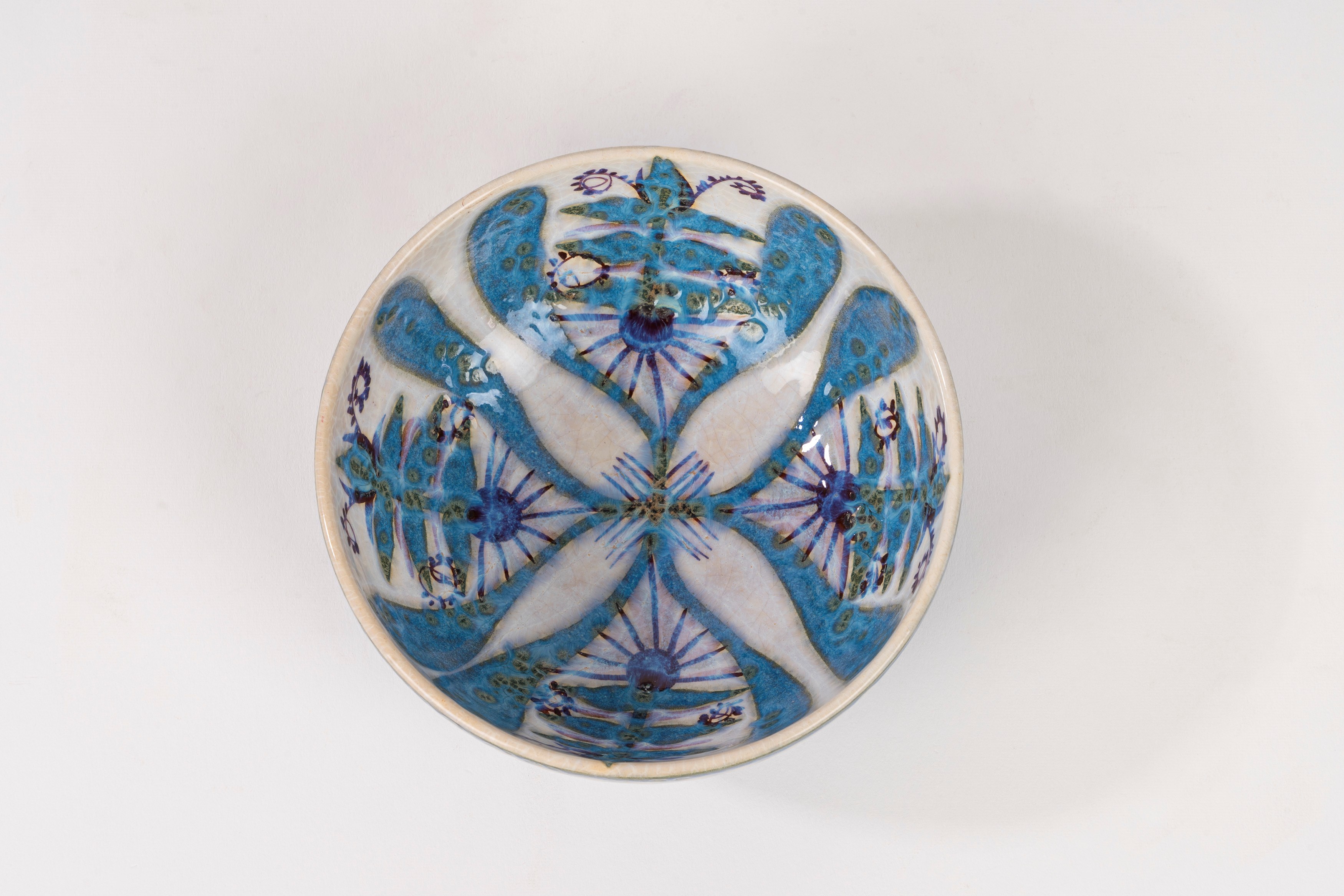 Mariane Johnson, Ciotola in ceramica con motivi floreali e geometrici (tonalità celeste)