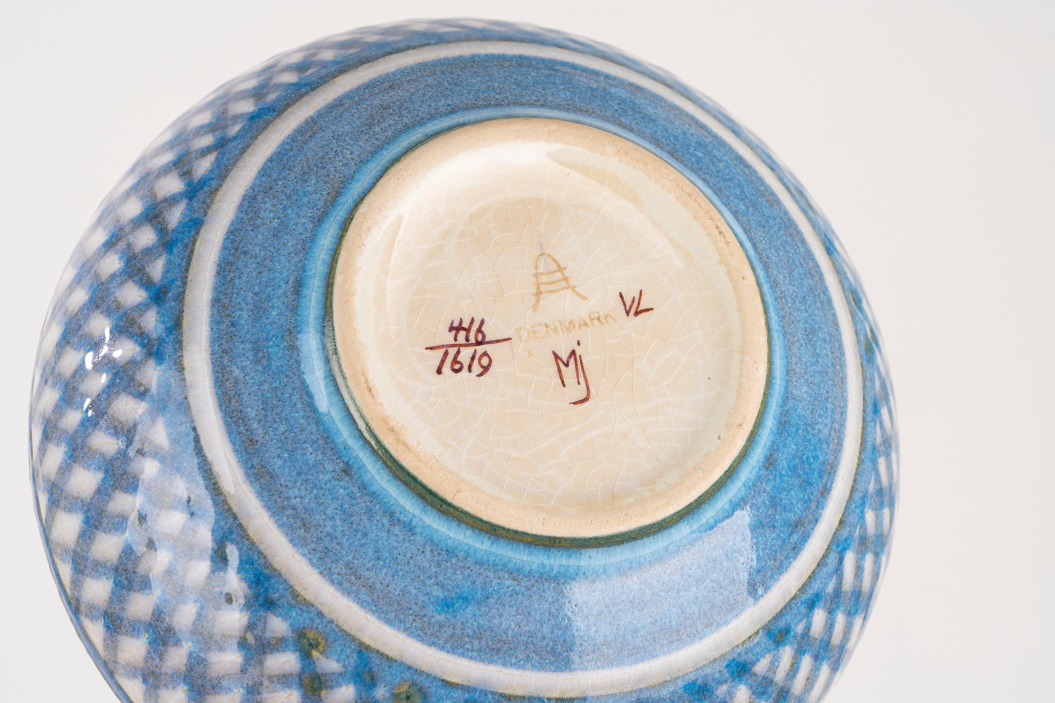 Mariane Johnson, Ciotola in ceramica con motivi floreali e geometrici (tonalità celeste)