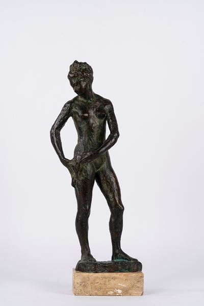 Figura di donna in bronzo