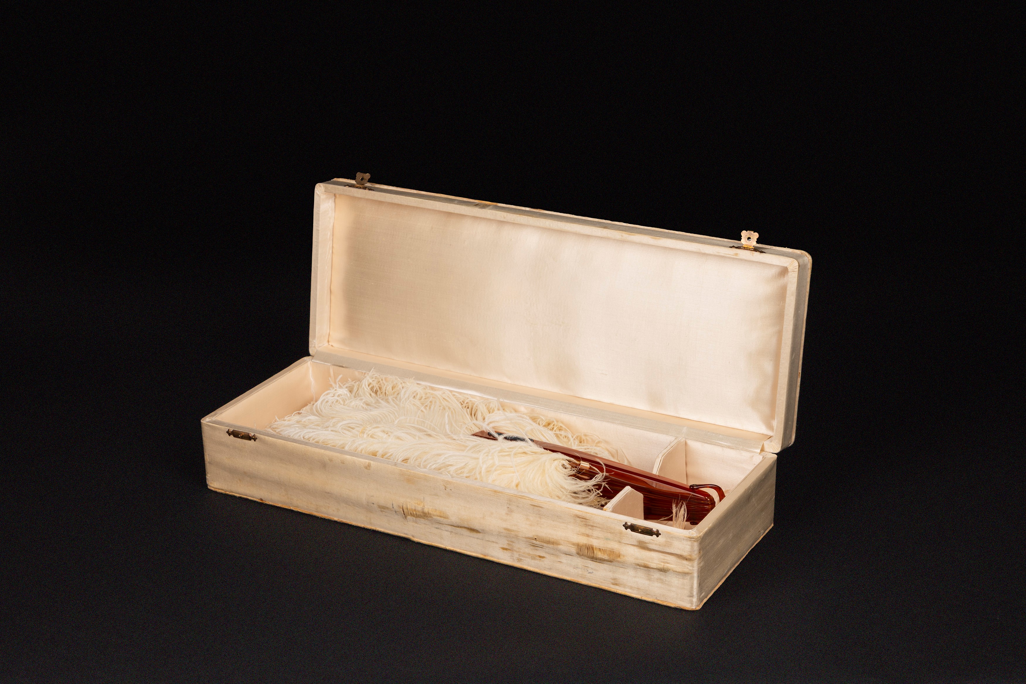 Grande ventaglio, piume di struzzo e stecche in tartaruga bionda con monogramma in argento e inse...