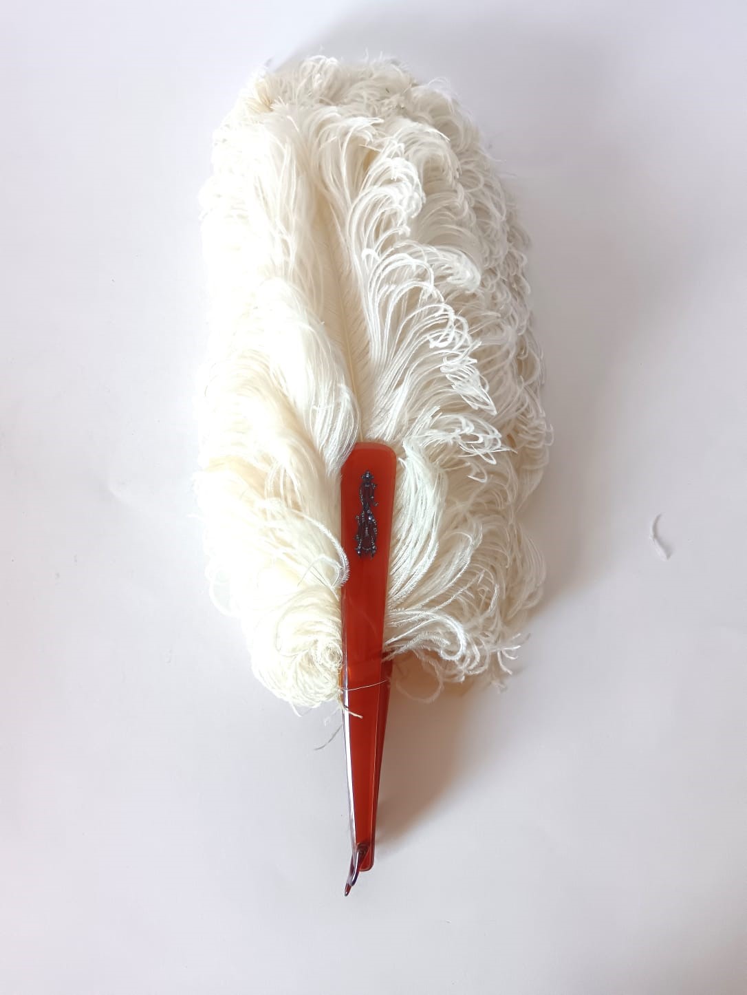 Grande ventaglio, piume di struzzo e stecche in tartaruga bionda con monogramma in argento e inse...