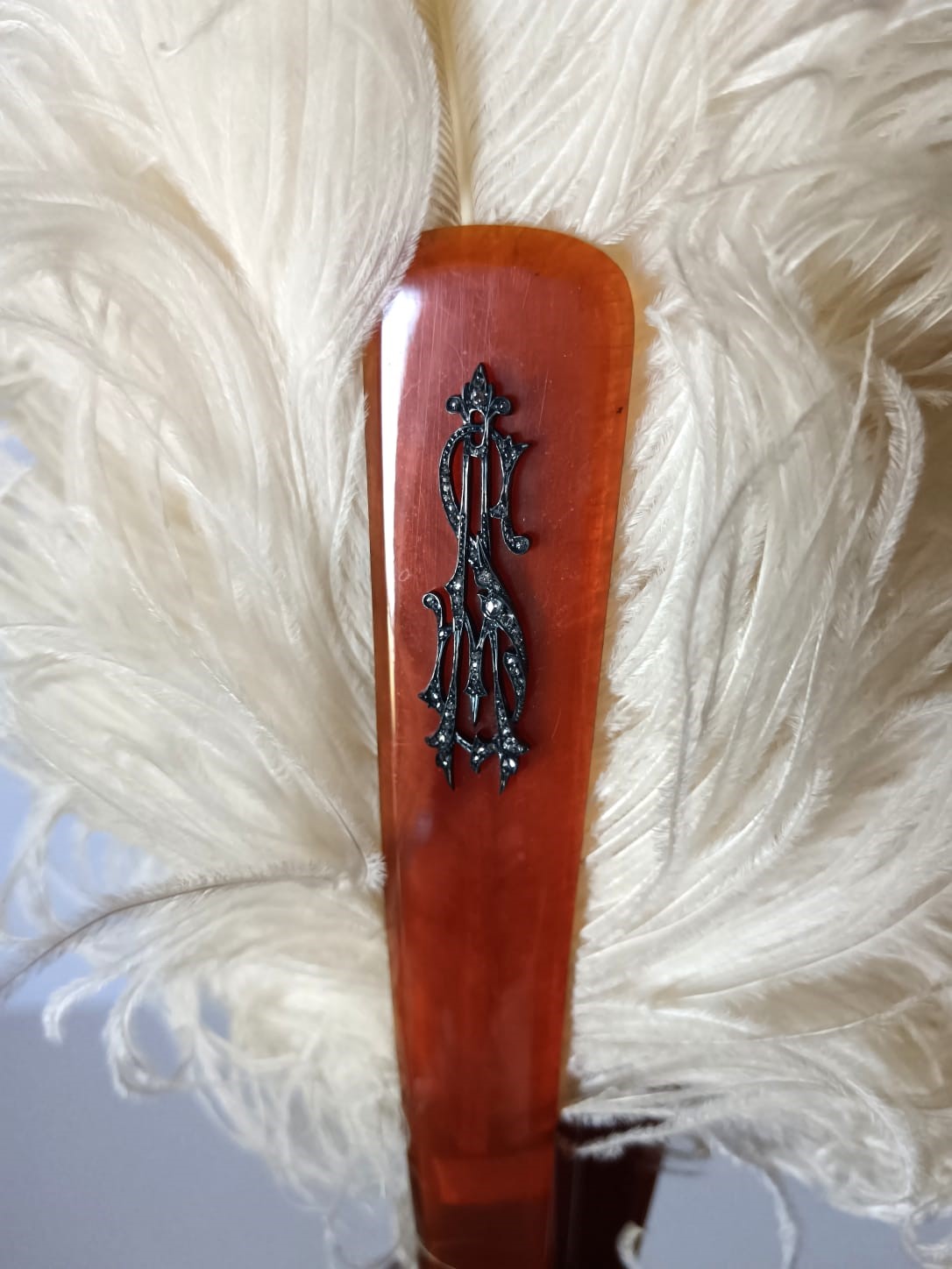 Grande ventaglio, piume di struzzo e stecche in tartaruga bionda con monogramma in argento e inse...