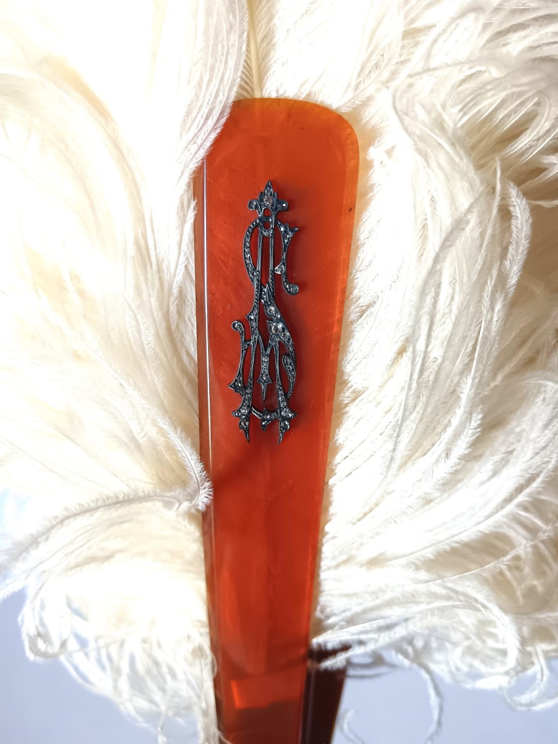 Grande ventaglio, piume di struzzo e stecche in tartaruga bionda con monogramma in argento e inse...