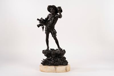 Aquaiolo, scultura in bronzo su base in marmo bianco
