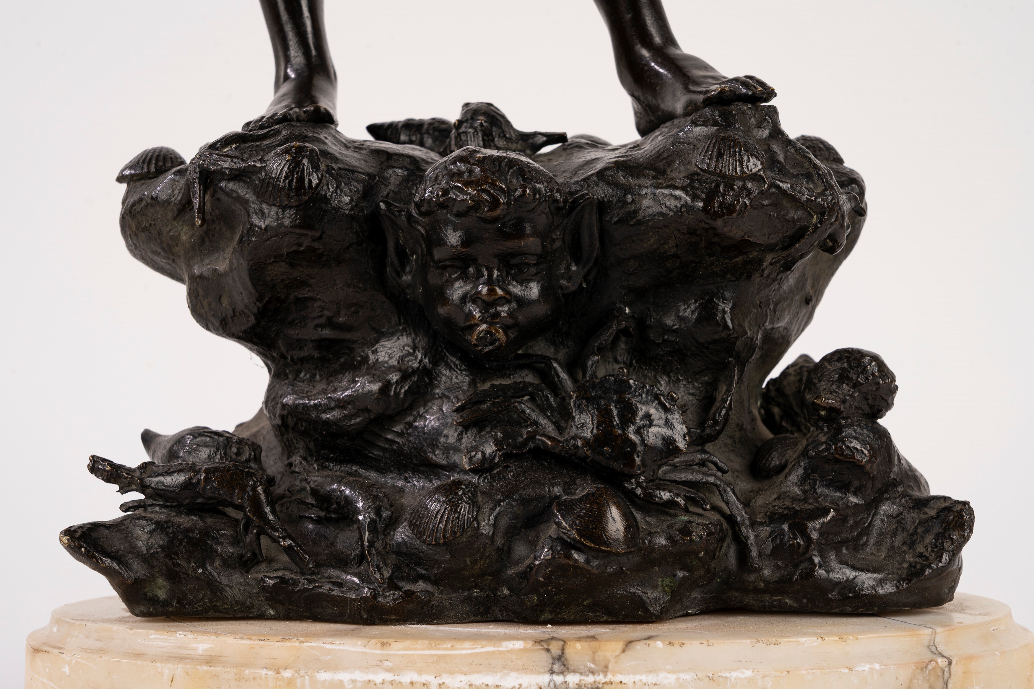 Tommaso Campajola - Aquaiolo, scultura in bronzo su base in marmo bianco