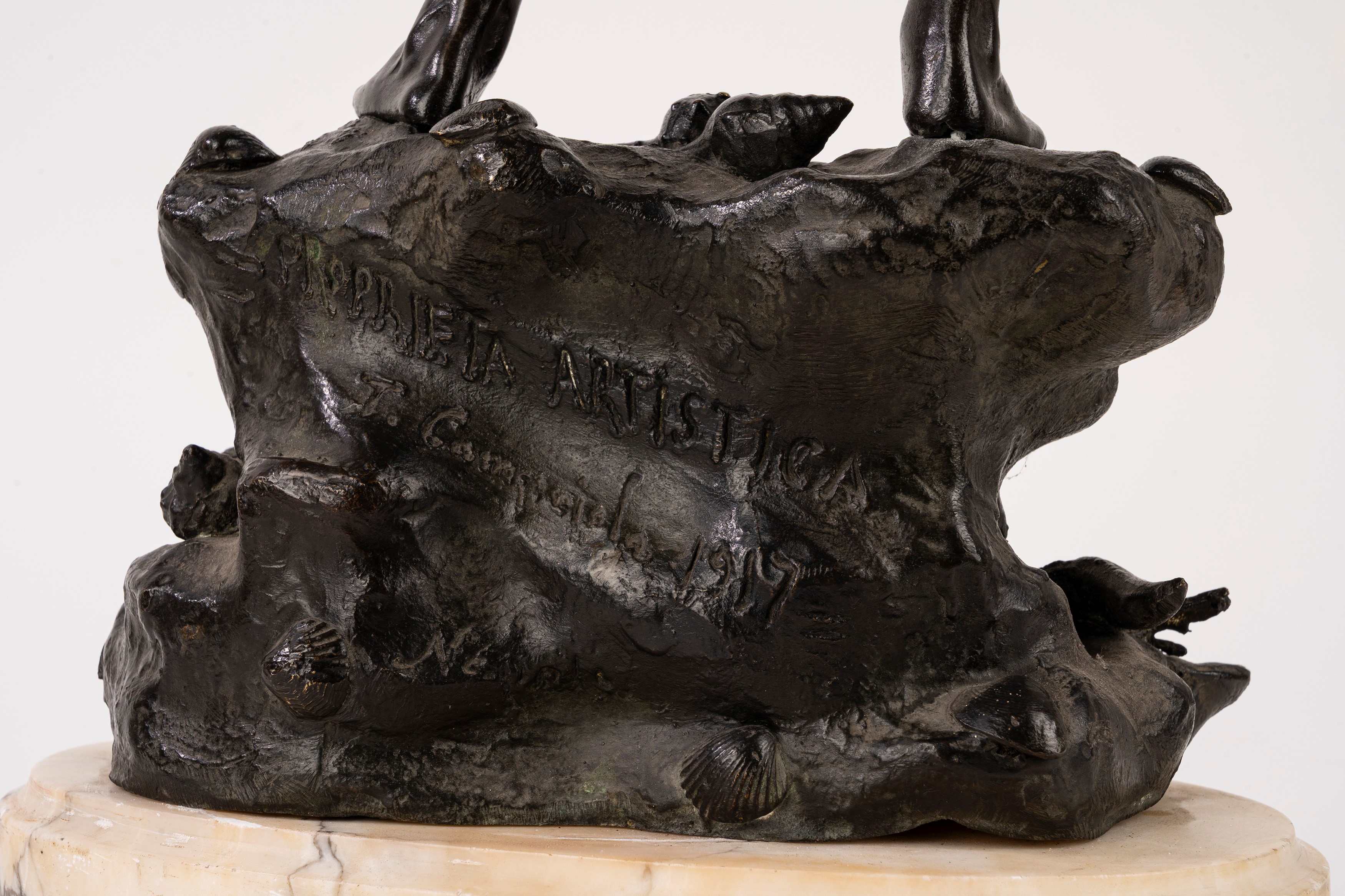 Tommaso Campajola - Aquaiolo, scultura in bronzo su base in marmo bianco