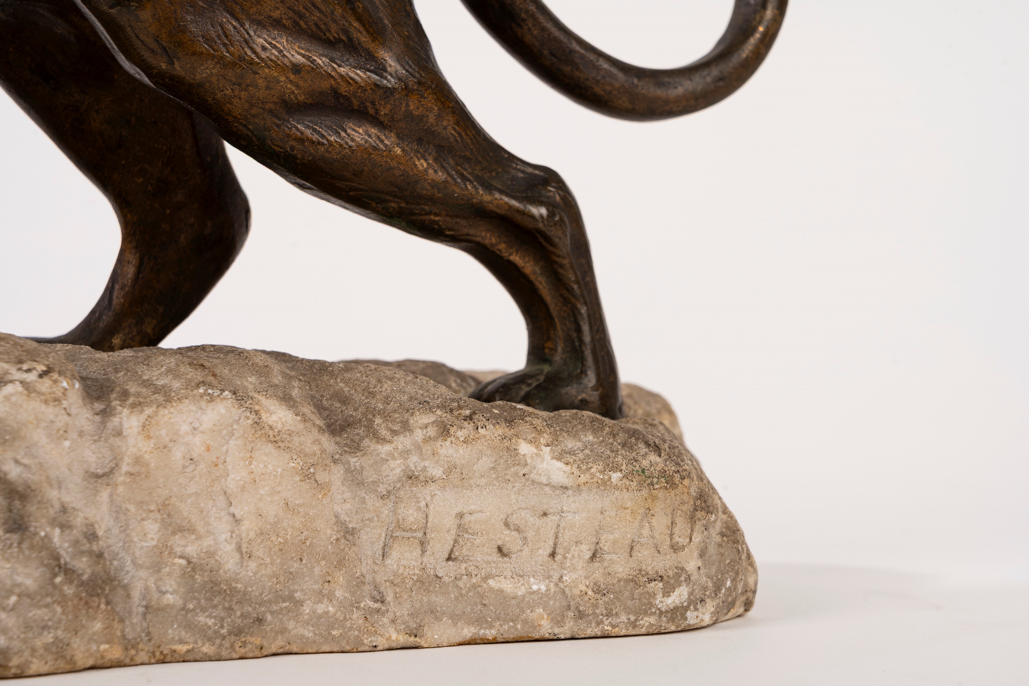 Scuola Francese, Inizi Secolo XX - Tigre, scultura in bronzo su base in pietra, firma “J. Hesteau...