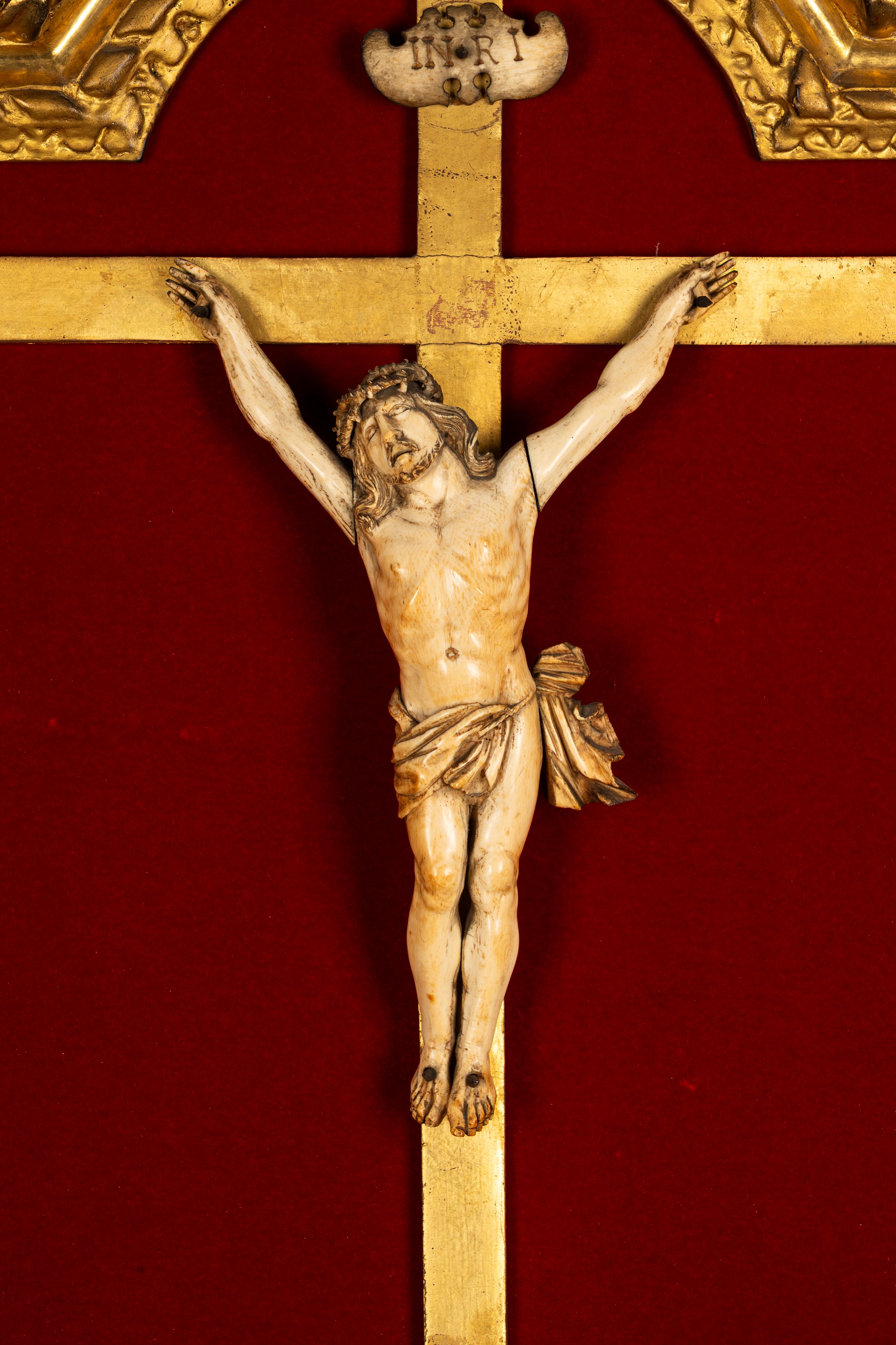 Crocifisso in avorio entro cornice centinata, Francia, secolo XVIII