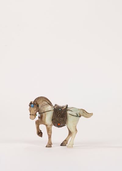 Cavallino in pietra dura verde, con sella in filigrana d’argento e smalti incastonati