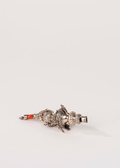Sonaglio in argento, con fischietto e pendenti a forma di pesciolini, Birmingham (Inghilterra), 1...