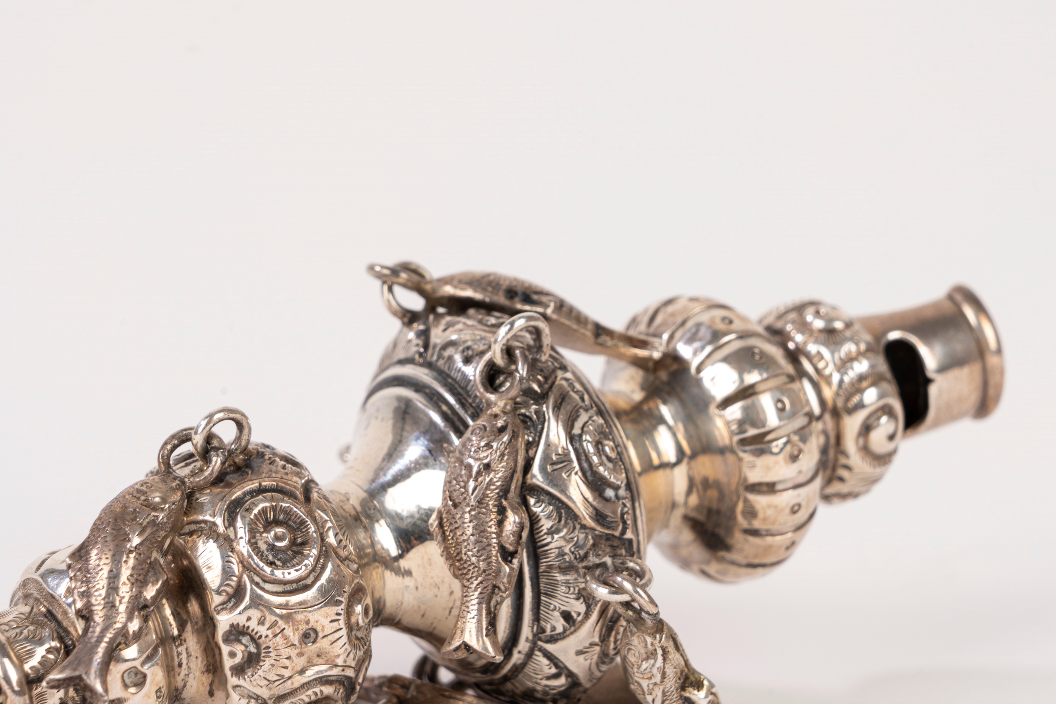 Sonaglio in argento, con fischietto e pendenti a forma di pesciolini, Birmingham (Inghilterra), 1...
