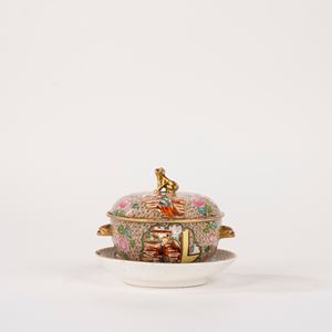 Tazza da puerpera in porcellana dipinta in policromia con scene di corte, Cina secolo XX