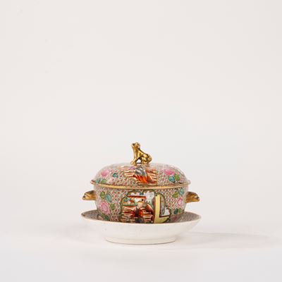 Tazza da puerpera, porcellana dipinta in policromia con scene di corte, Cina, secolo XX