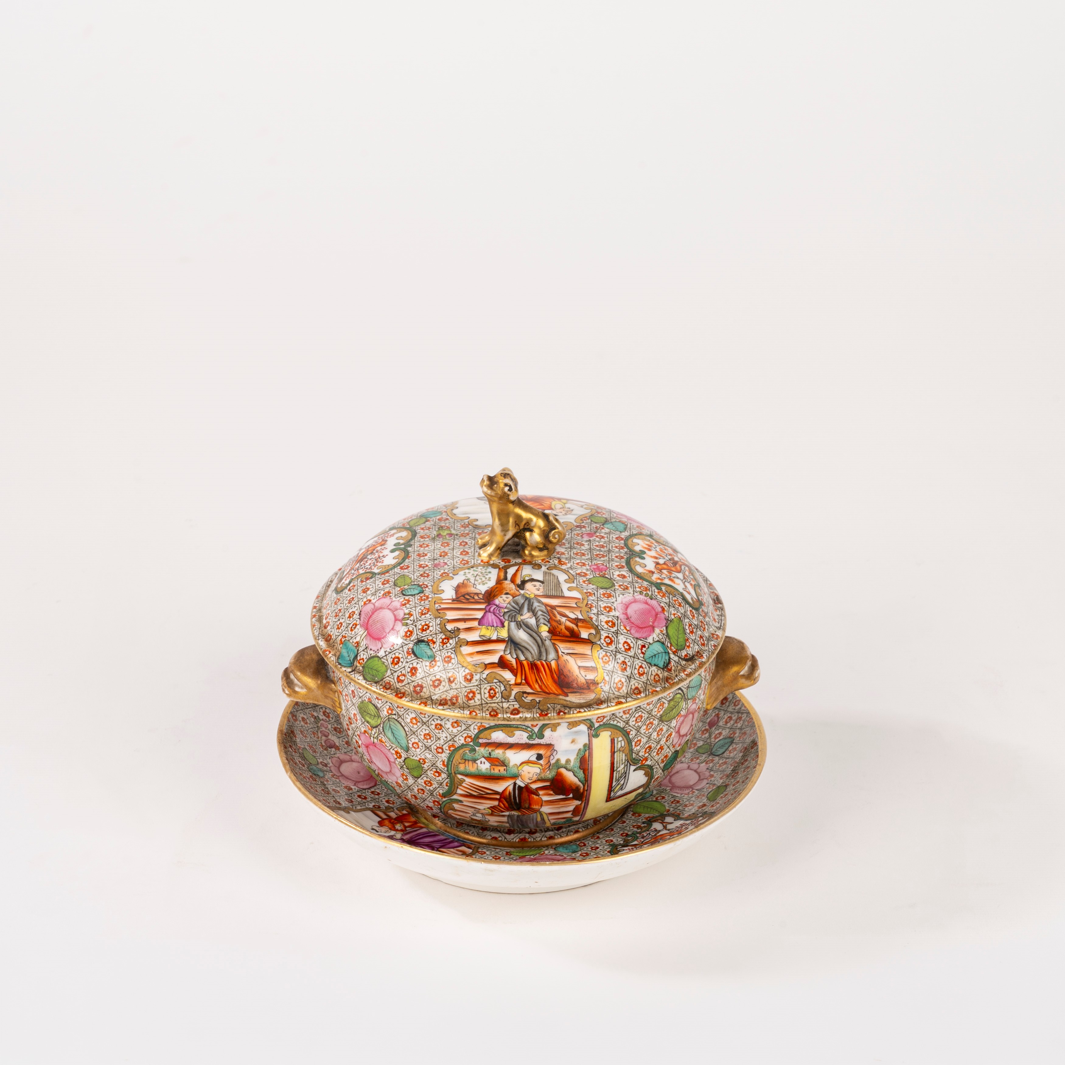 Tazza da puerpera, porcellana dipinta in policromia con scene di corte, Cina, secolo XX