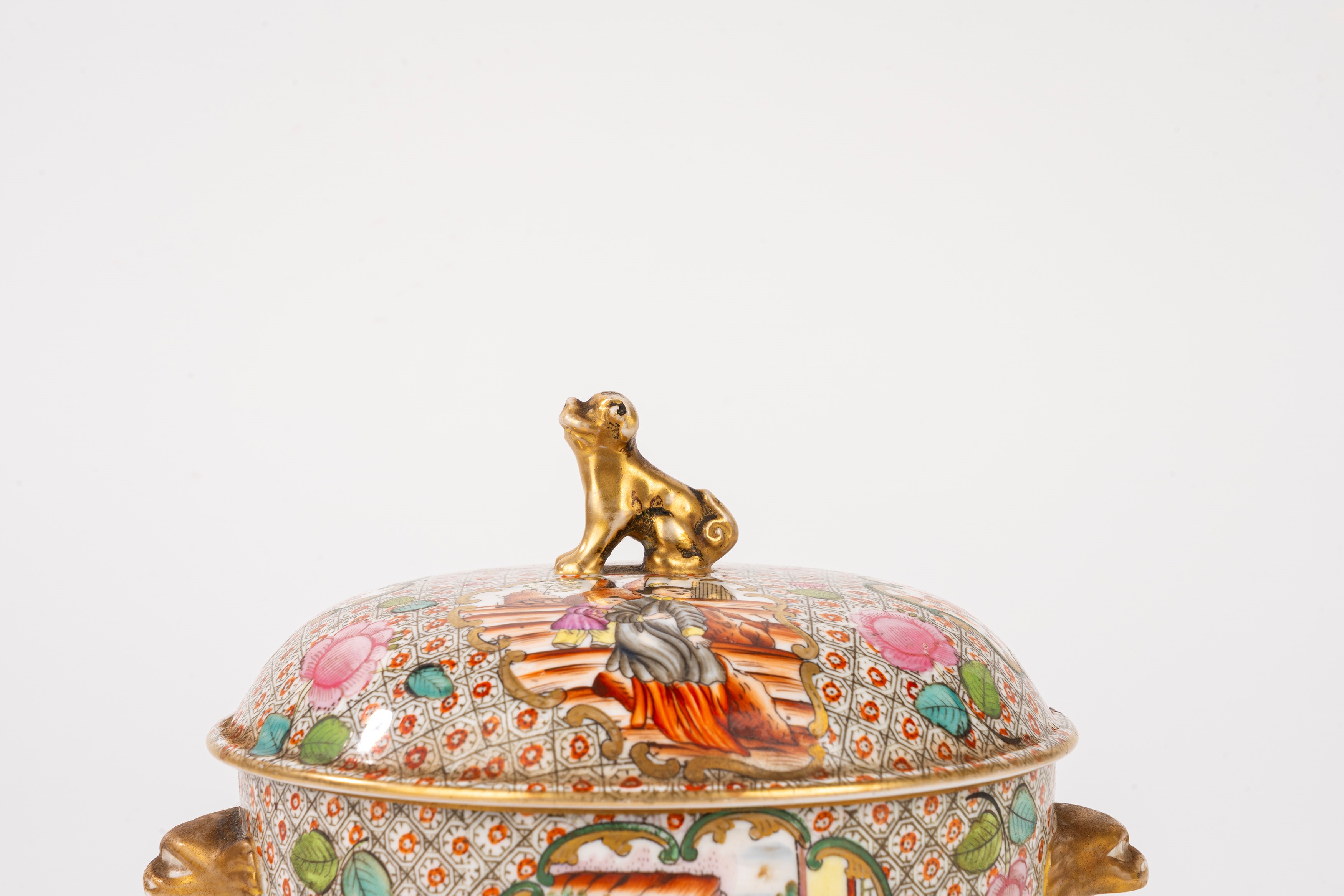 Tazza da puerpera, porcellana dipinta in policromia con scene di corte, Cina, secolo XX