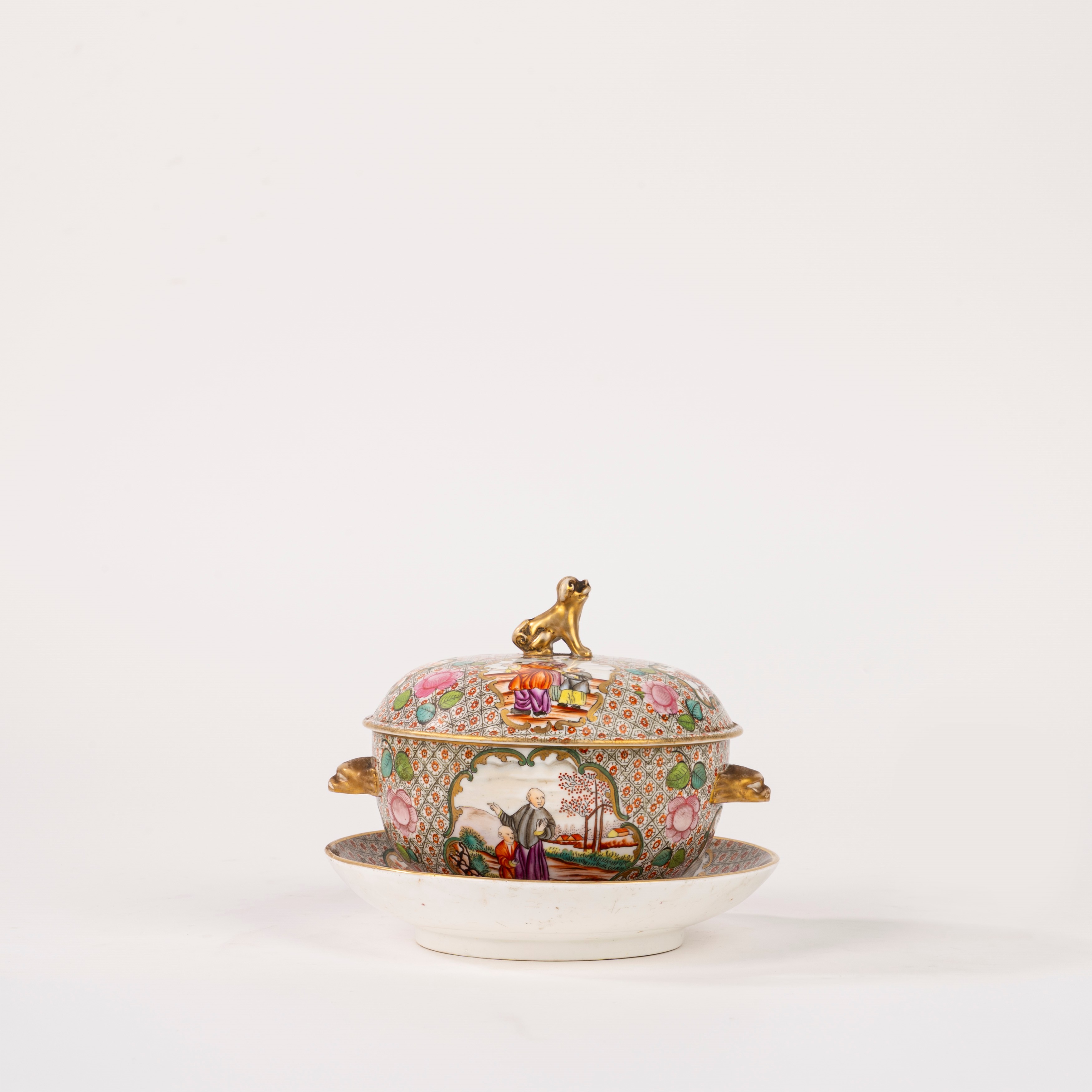 Tazza da puerpera, porcellana dipinta in policromia con scene di corte, Cina, secolo XX