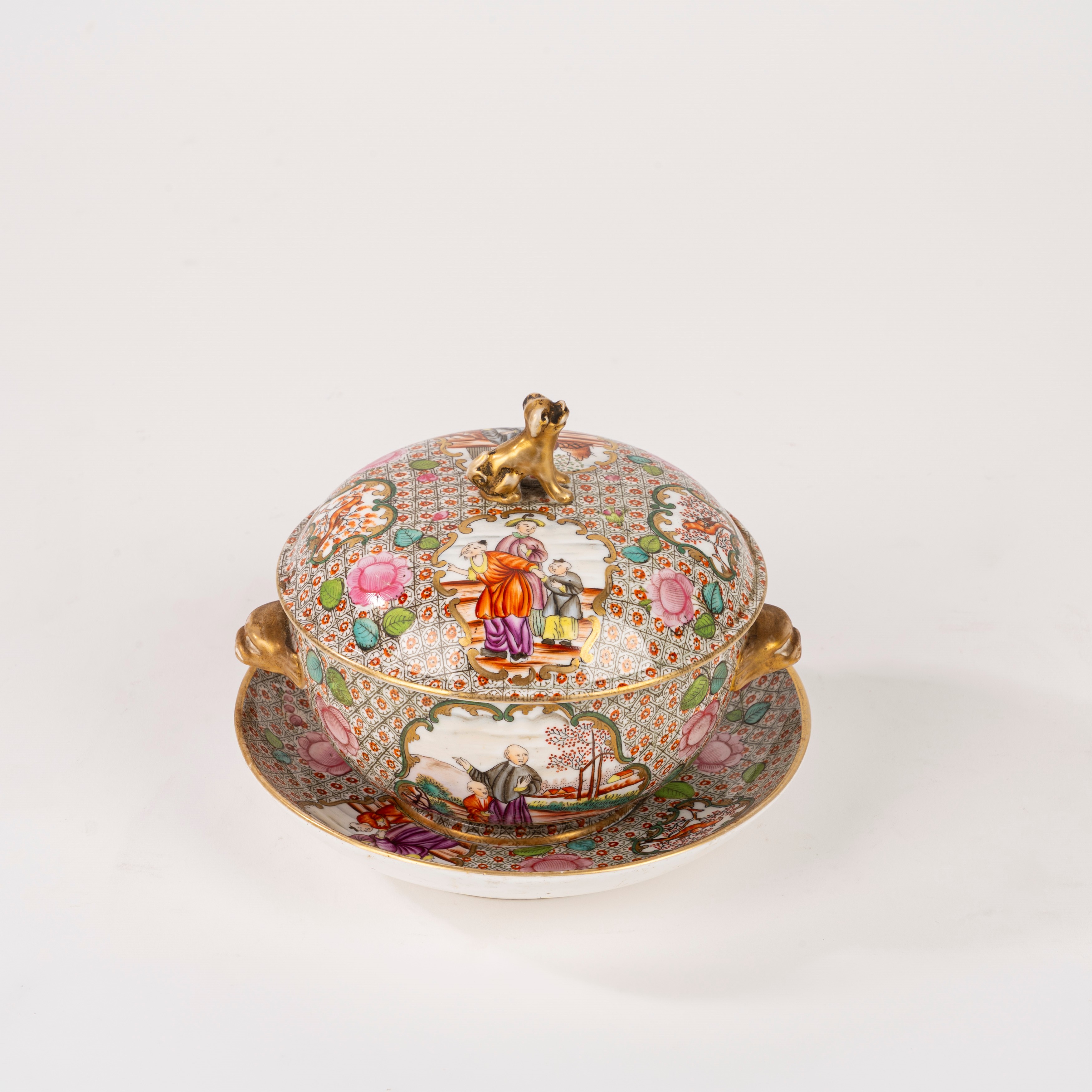 Tazza da puerpera, porcellana dipinta in policromia con scene di corte, Cina, secolo XX