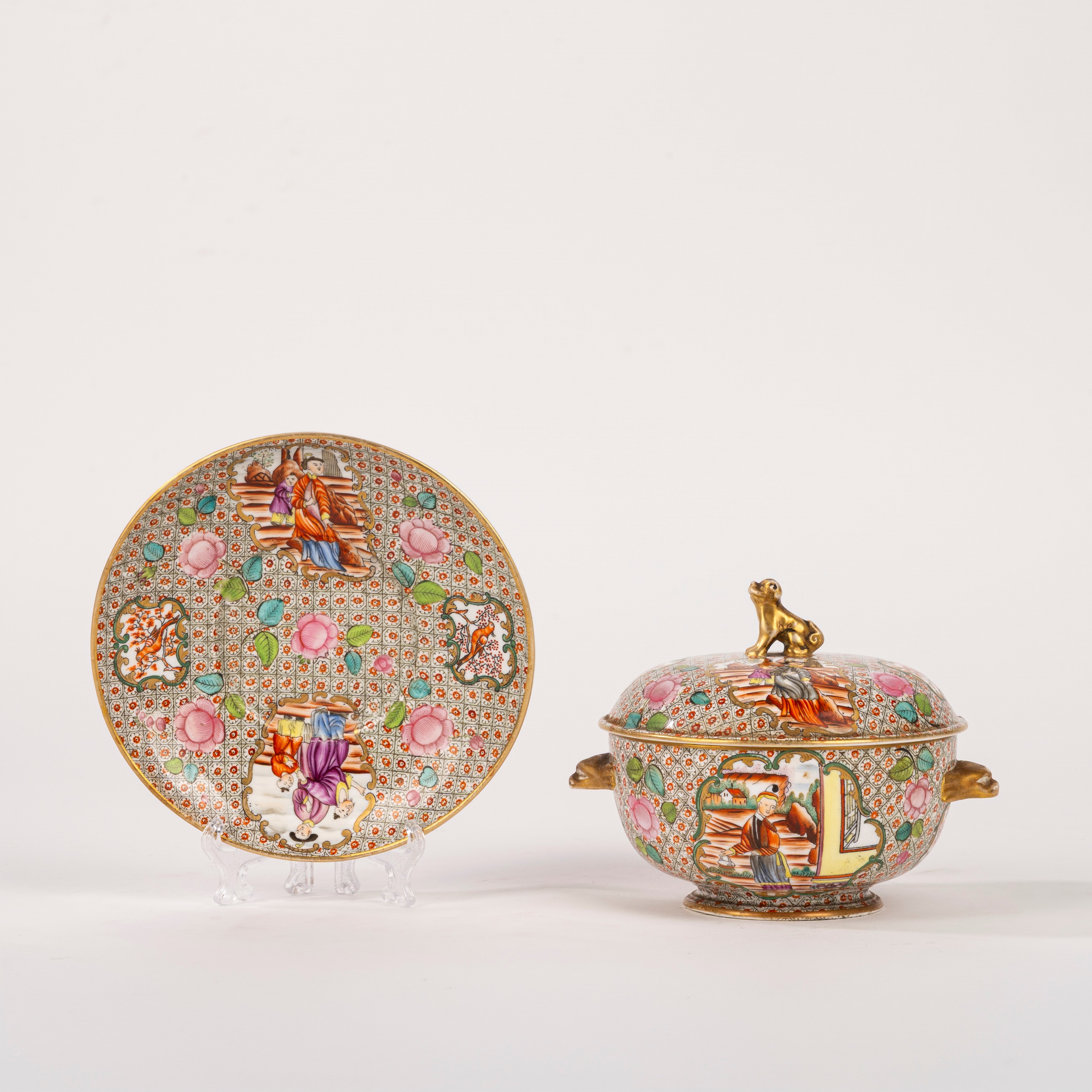 Tazza da puerpera, porcellana dipinta in policromia con scene di corte, Cina, secolo XX