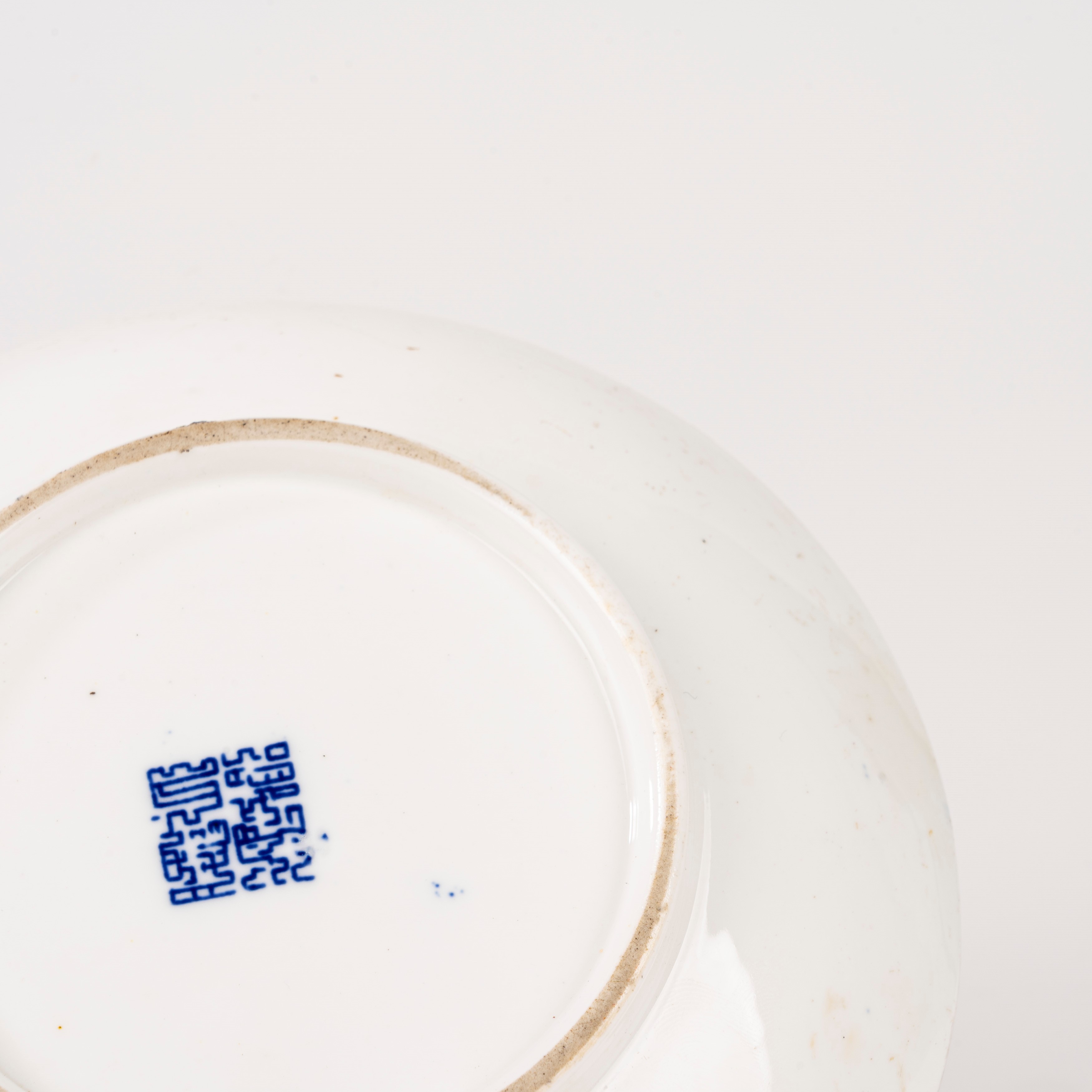 Tazza da puerpera, porcellana dipinta in policromia con scene di corte, Cina, secolo XX
