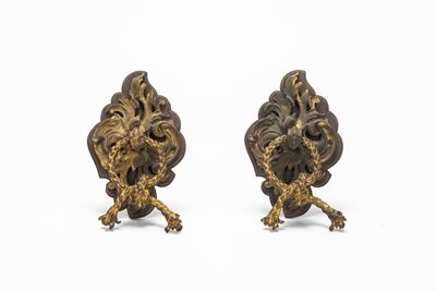 Coppia di batacchi in bronzo dorato a volute fogliate, battiporta a forma di corda intrecciata (X...