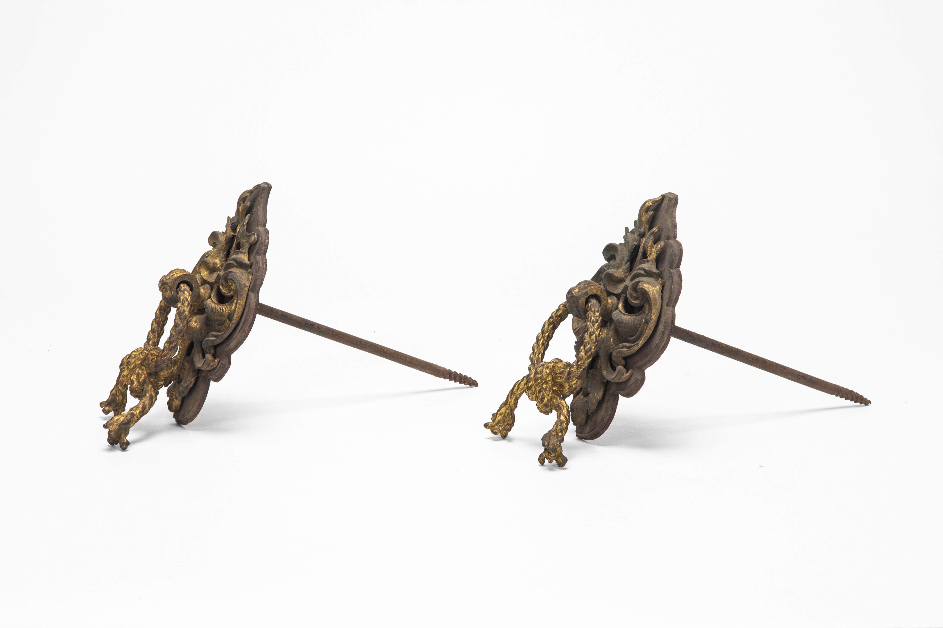 Coppia di batacchi, bronzo dorato a volute fogliate, secolo XIX