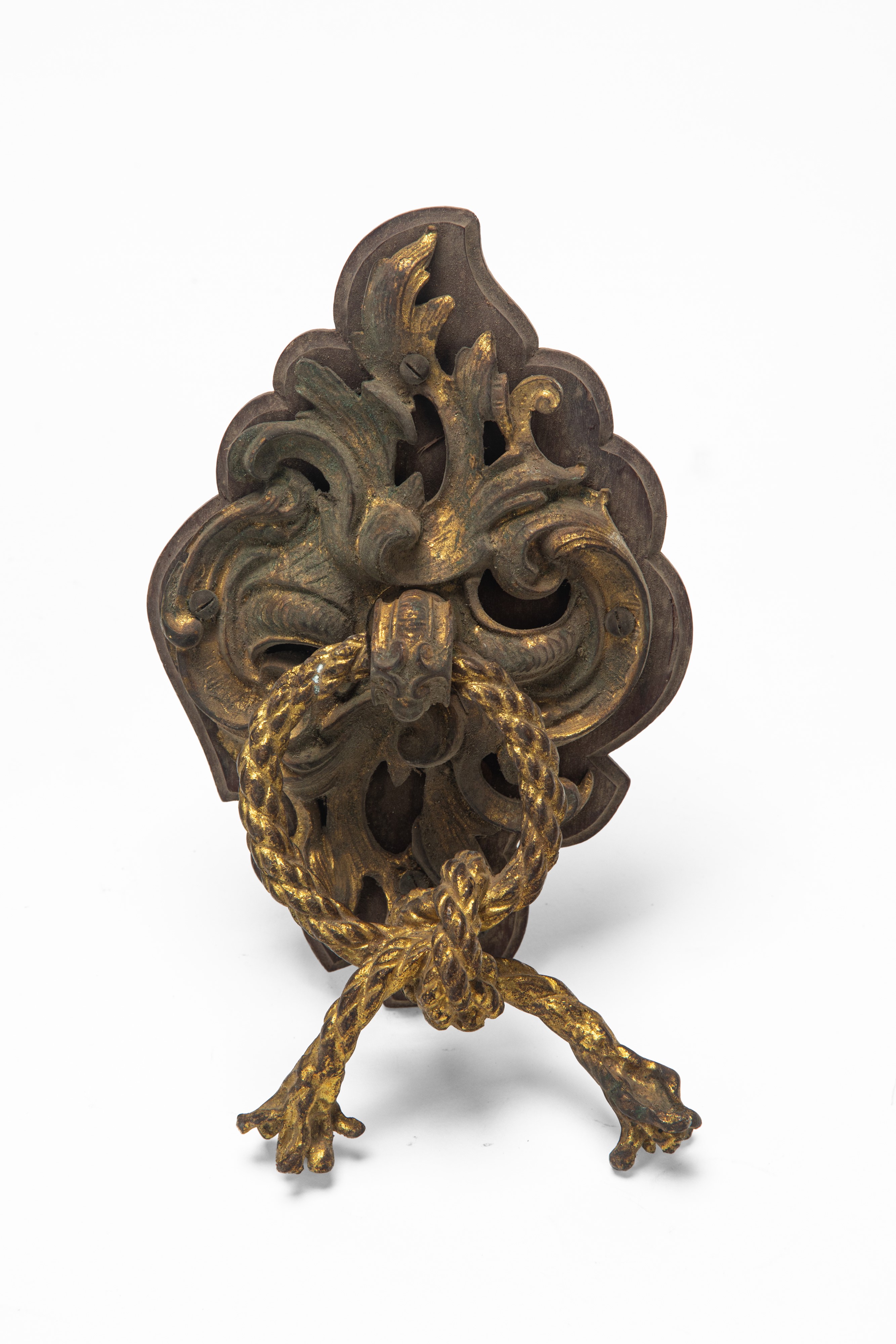 Coppia di batacchi, bronzo dorato a volute fogliate, secolo XIX