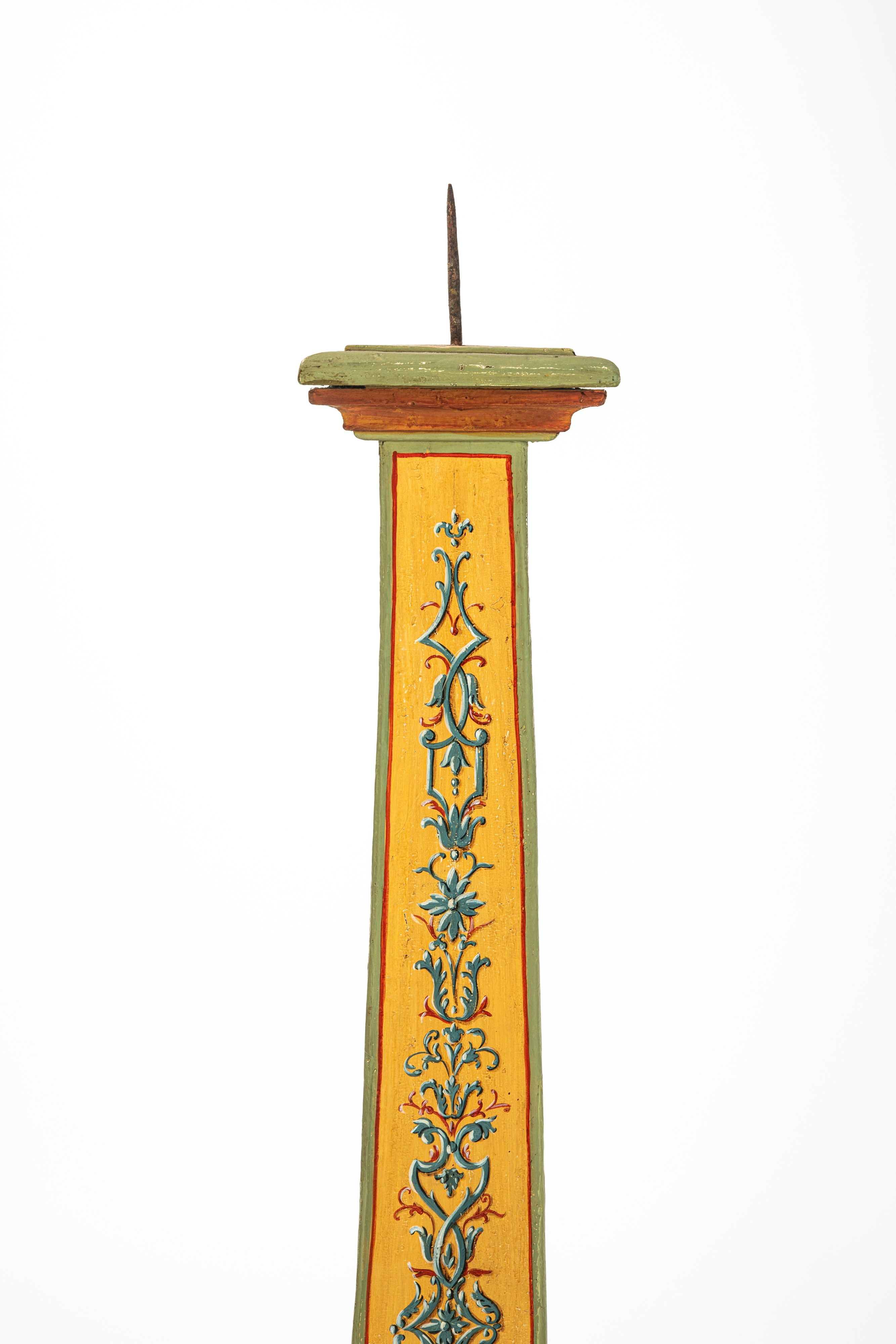 Coppia di portaceri a colonna, legno laccato, decorazione floreale, secolo XIX