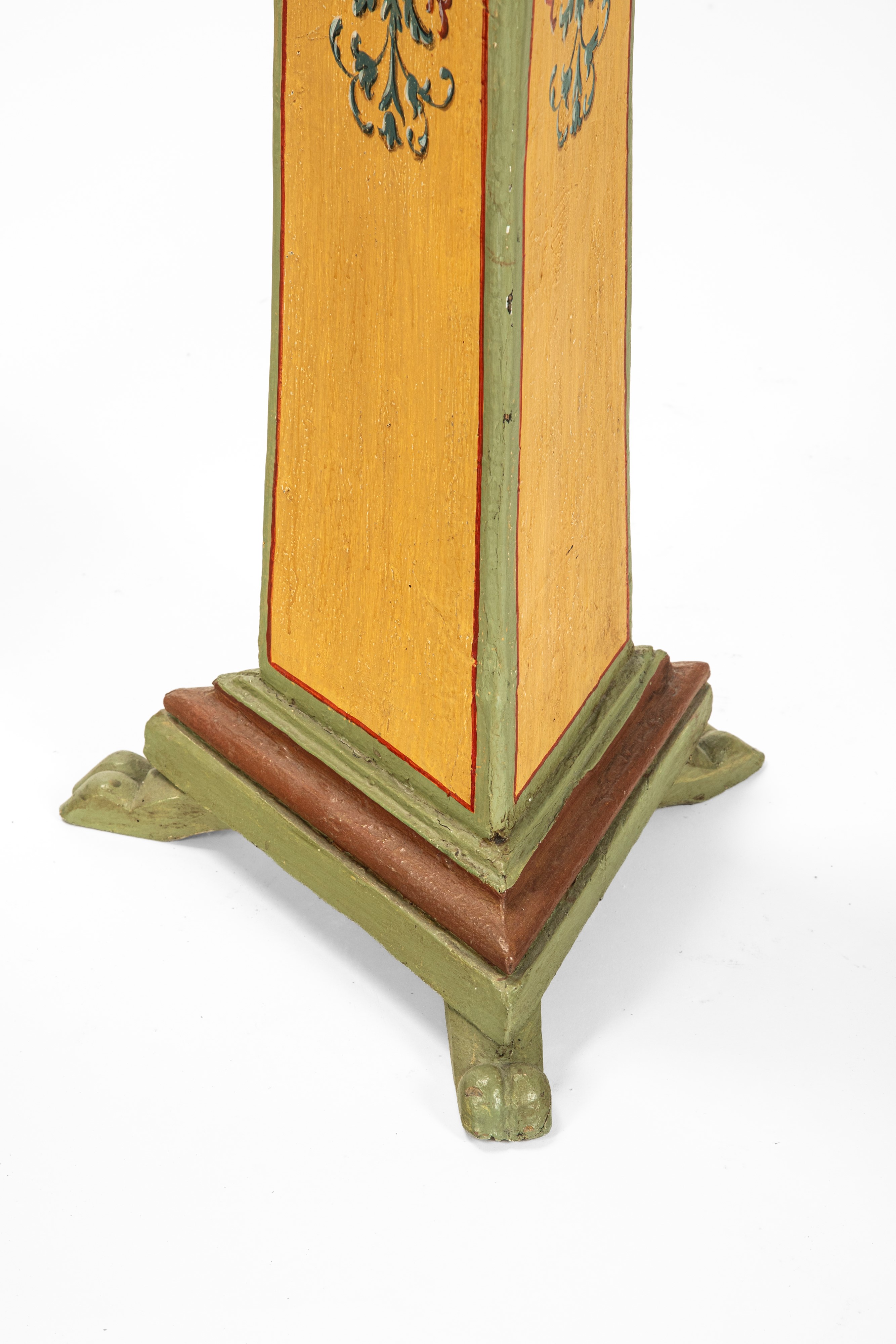 Coppia di portaceri a colonna, legno laccato, decorazione floreale, secolo XIX