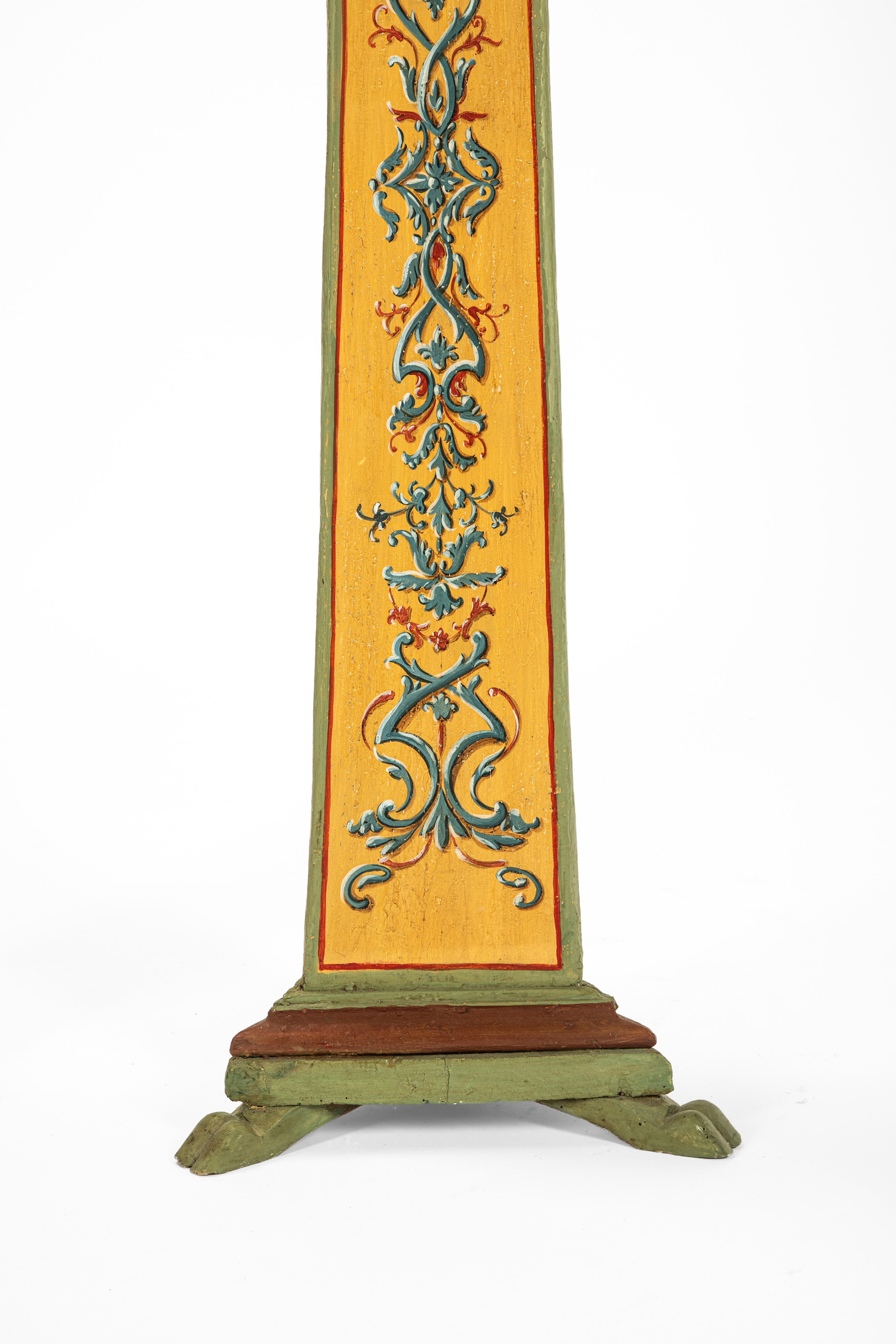 Coppia di portaceri a colonna, legno laccato, decorazione floreale, secolo XIX