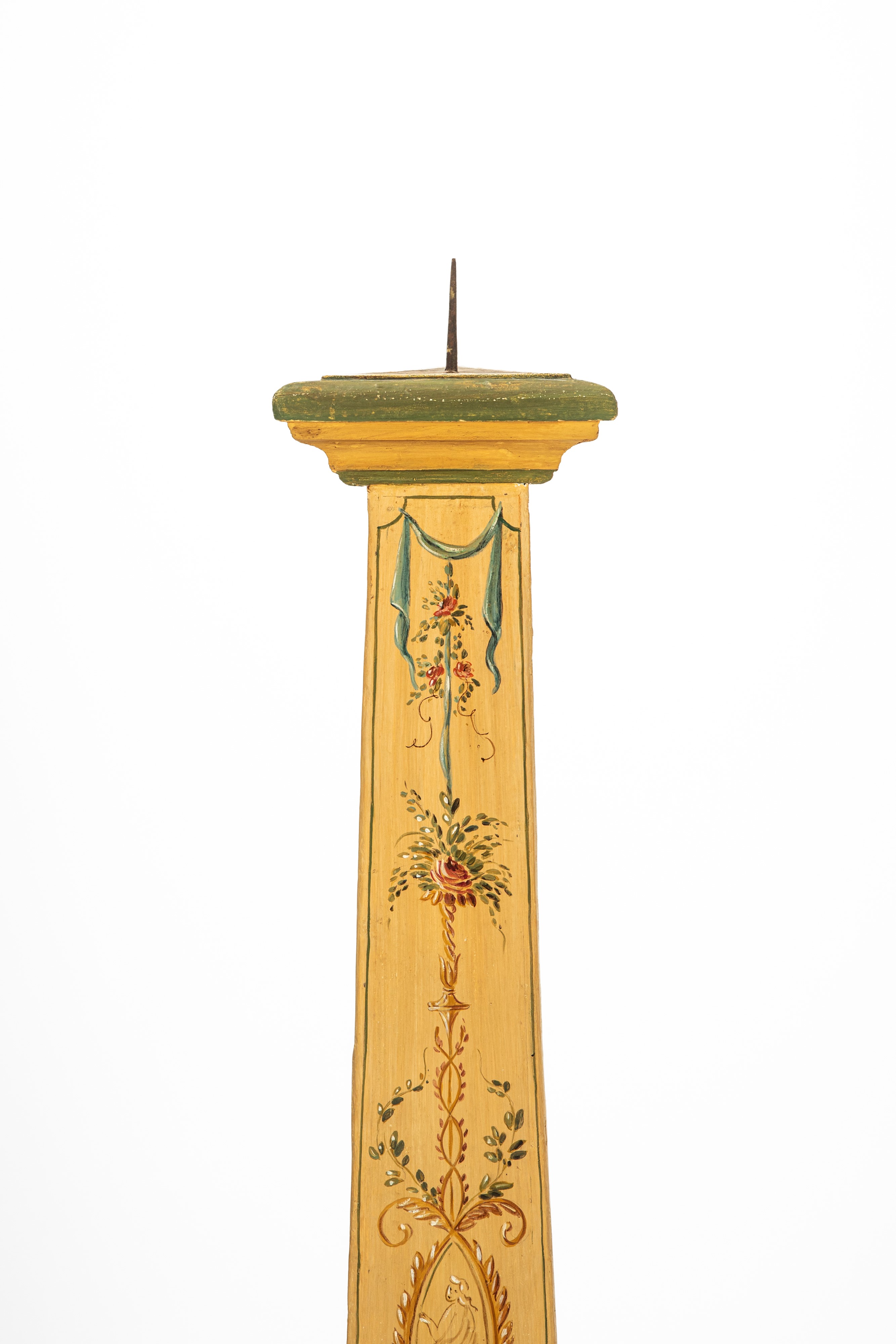 Coppia di portaceri a colonna, legno laccato, decorazione floreale, secolo XIX