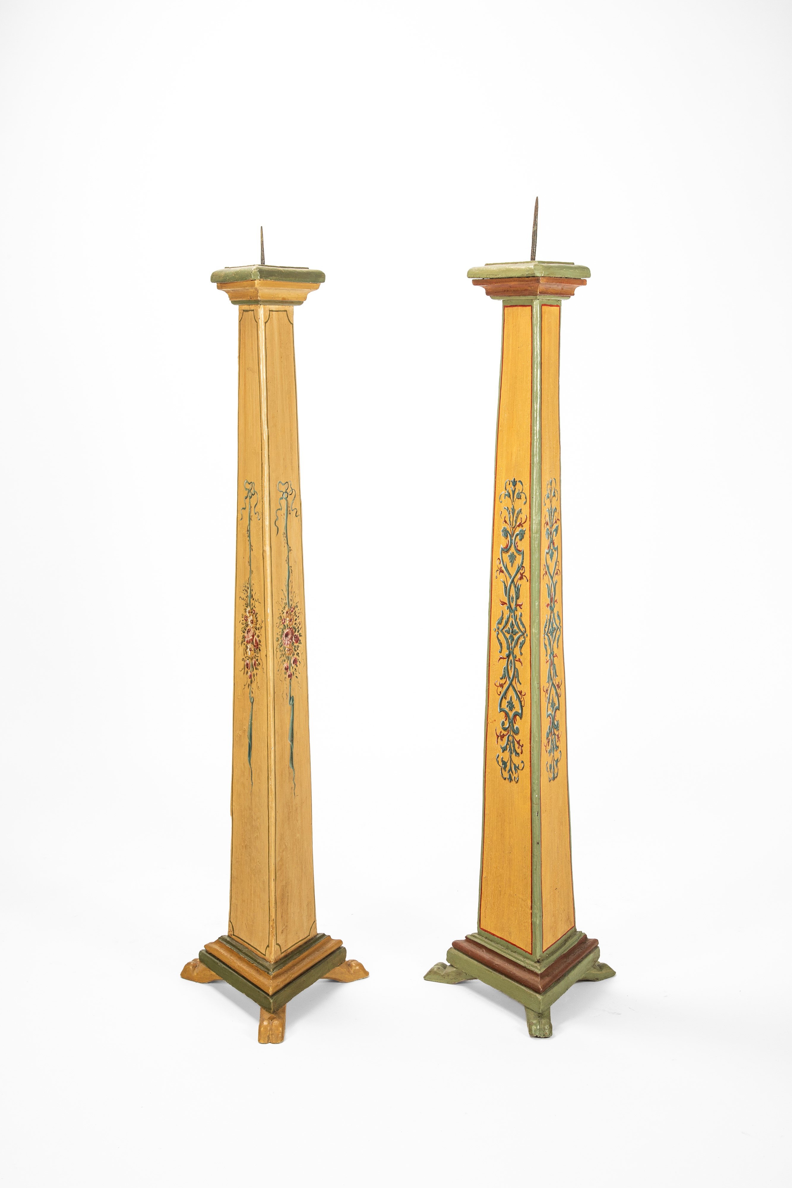 Coppia di portaceri a colonna, legno laccato, decorazione floreale, secolo XIX