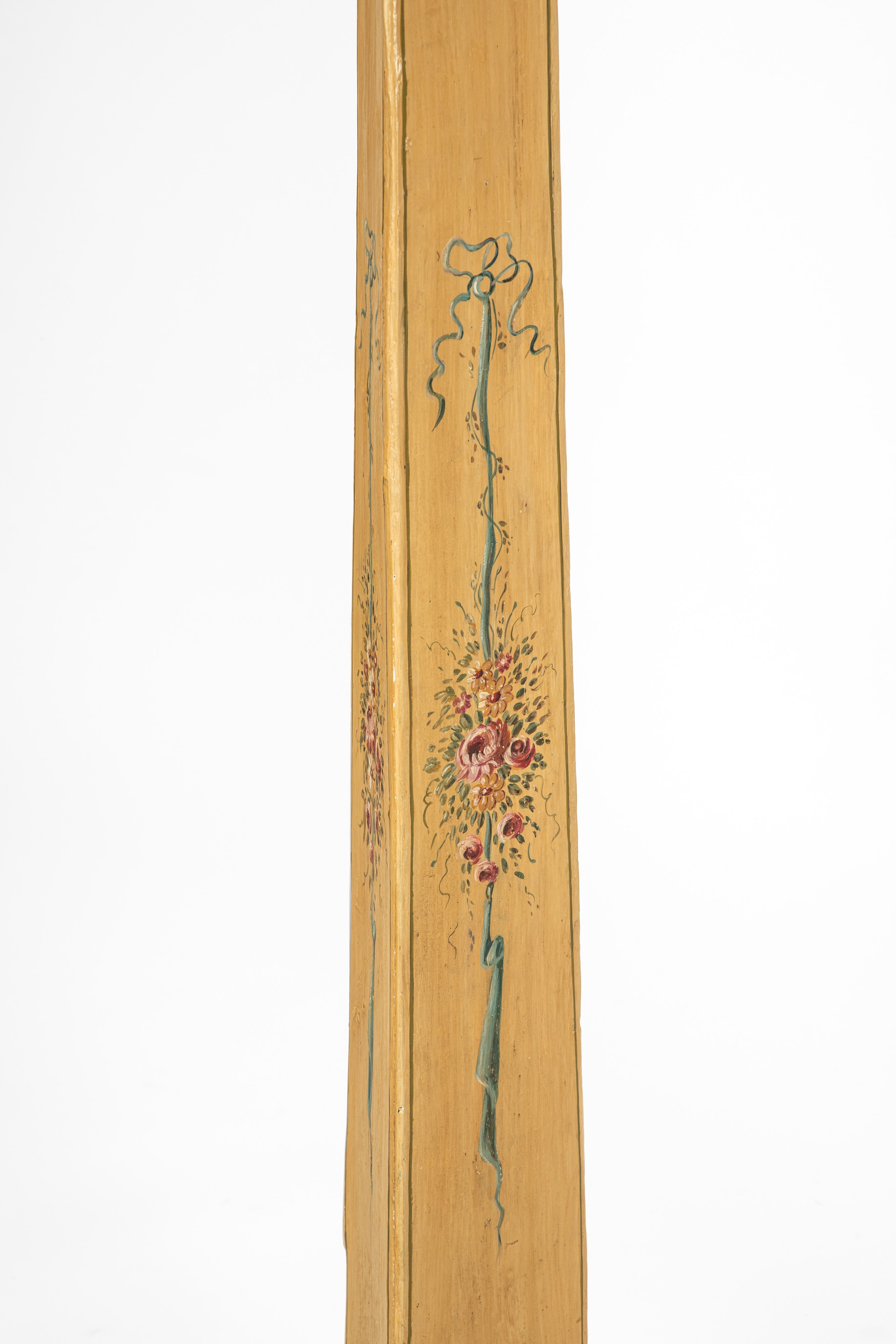 Coppia di portaceri a colonna, legno laccato, decorazione floreale, secolo XIX