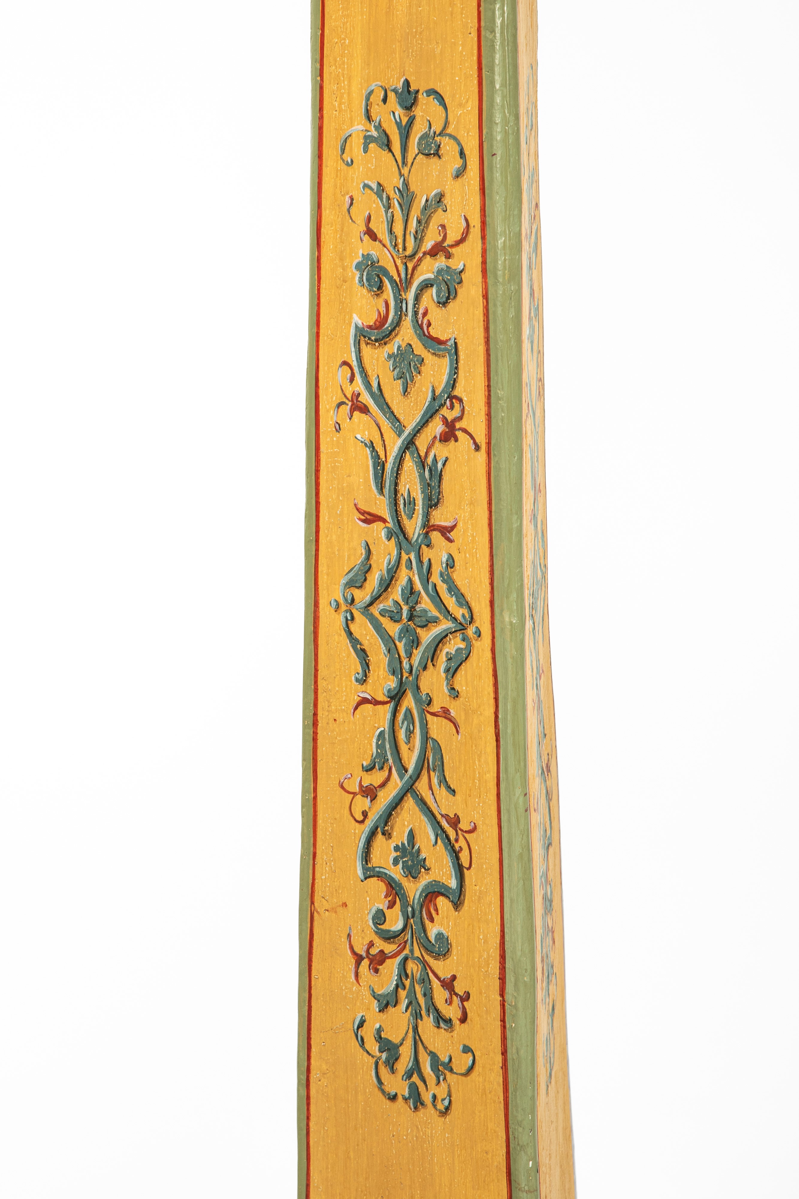 Coppia di portaceri a colonna, legno laccato, decorazione floreale, secolo XIX