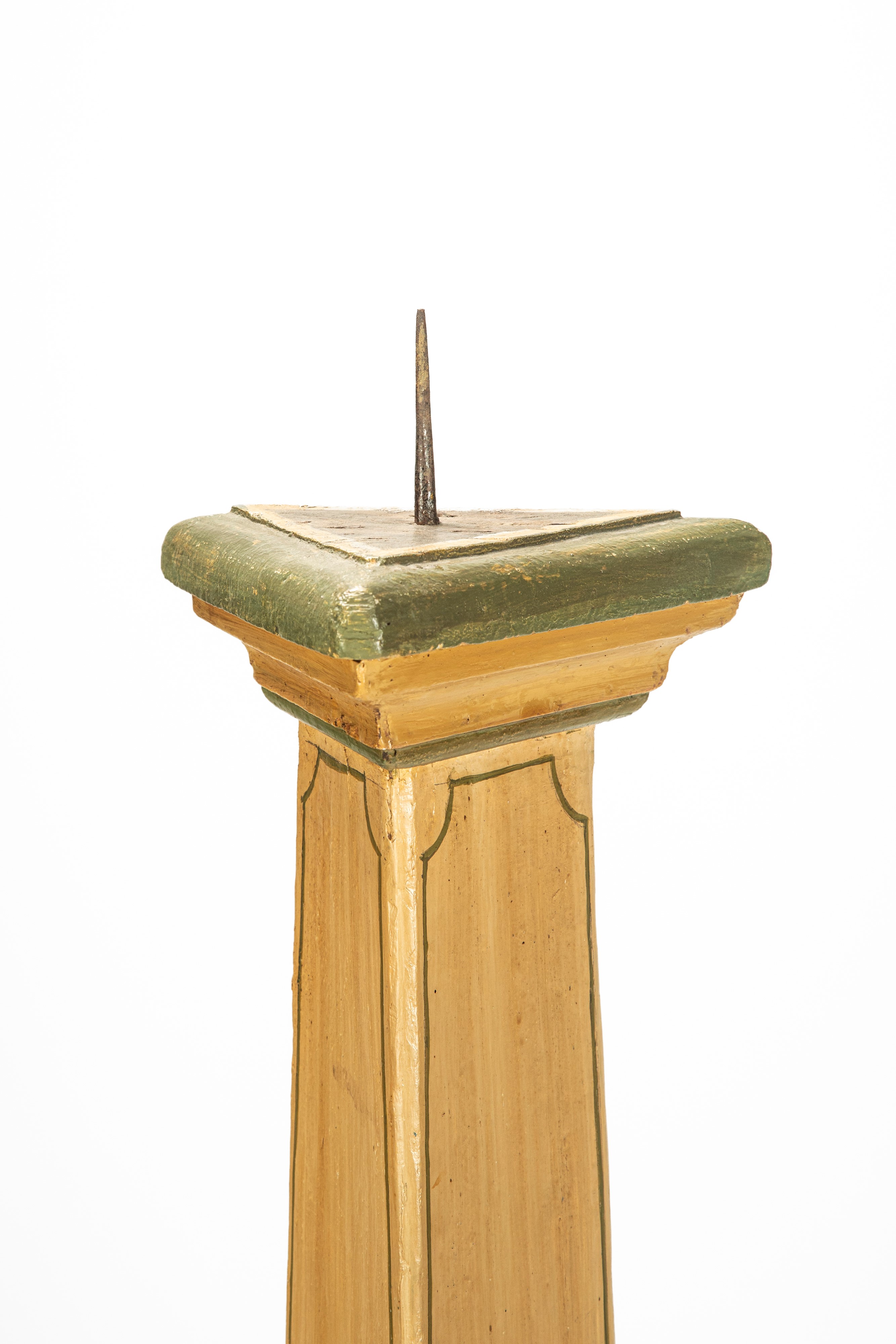 Coppia di portaceri a colonna, legno laccato, decorazione floreale, secolo XIX