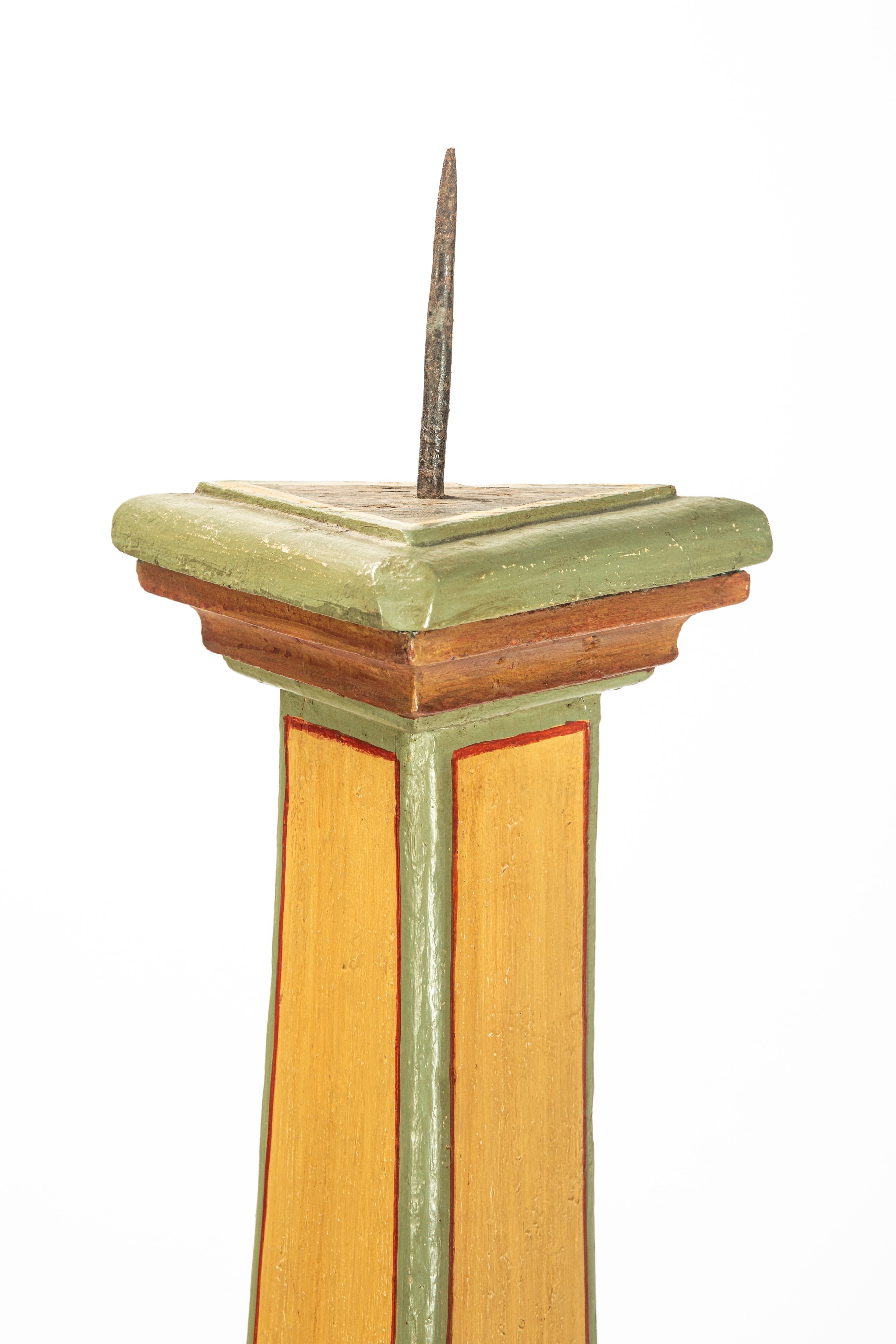 Coppia di portaceri a colonna, legno laccato, decorazione floreale, secolo XIX