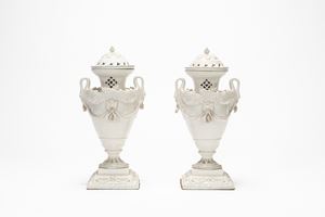 Coppia di vasi brucia profumi biansati con coperchio in ceramica smaltata bianca. 