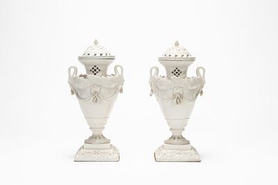 Coppia di vasi brucia profumi, ceramica smaltata bianca con coperchio