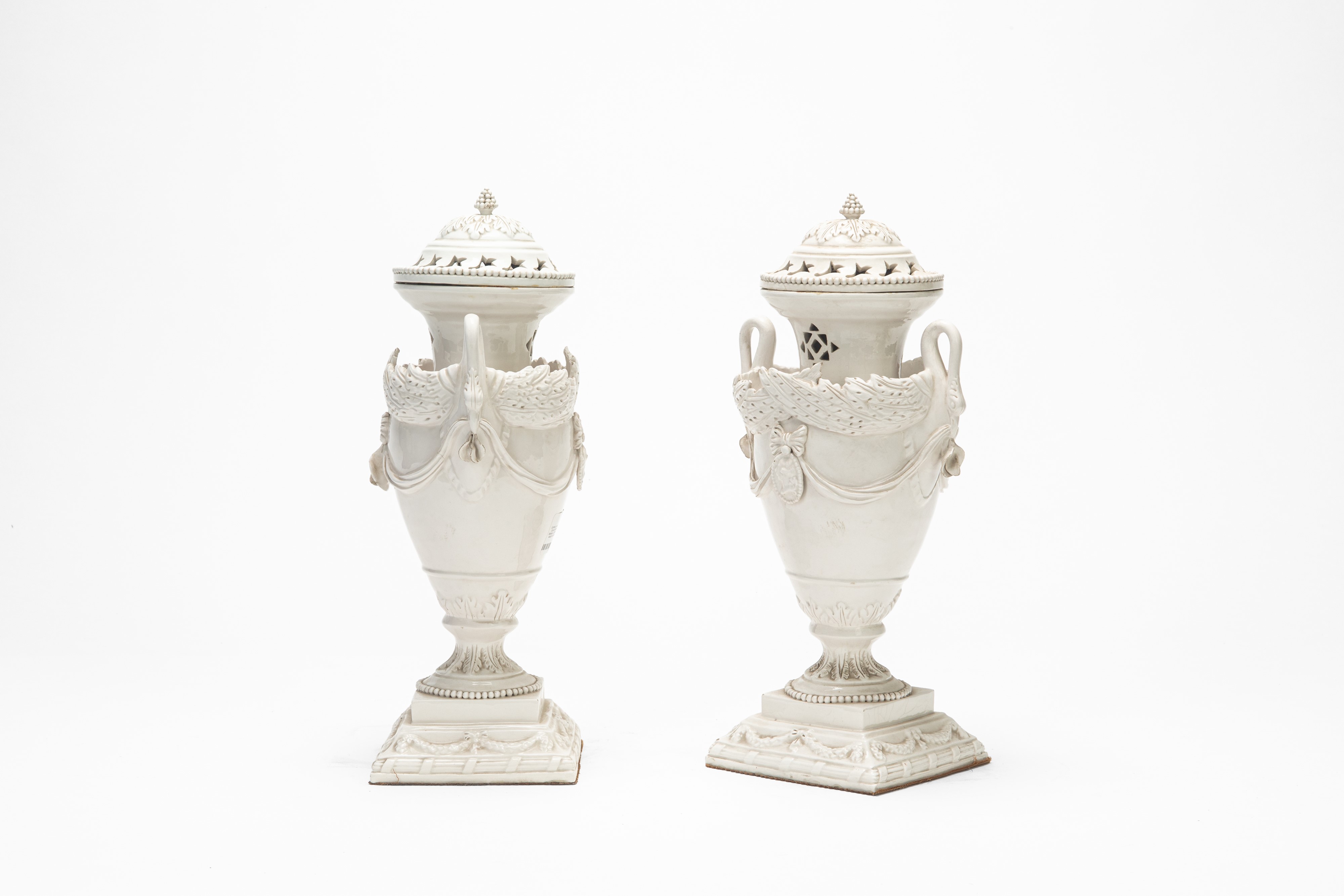 Coppia di vasi brucia-profumi, ceramica smaltata bianca con coperchi
