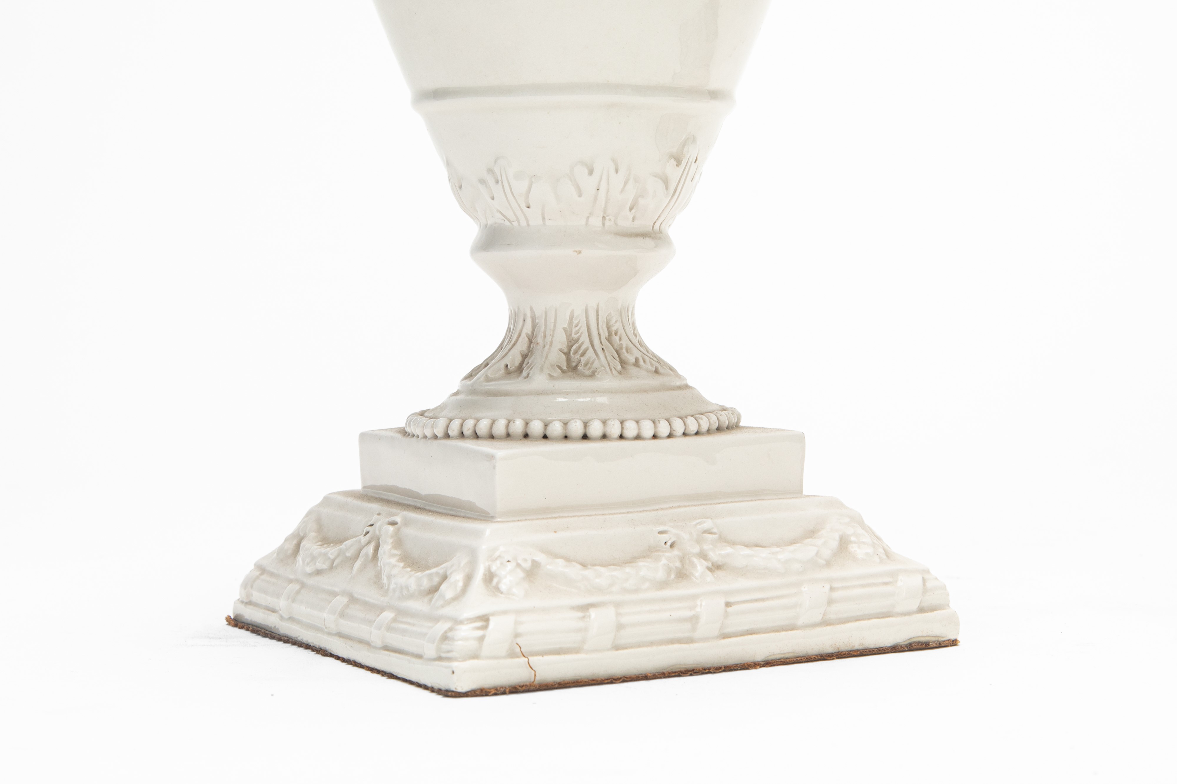 Coppia di vasi brucia-profumi, ceramica smaltata bianca con coperchi
