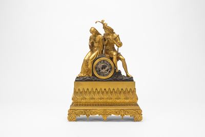 Pendola da appoggio in bronzo dorato e brunito con scena galante, Francia, XIX secolo