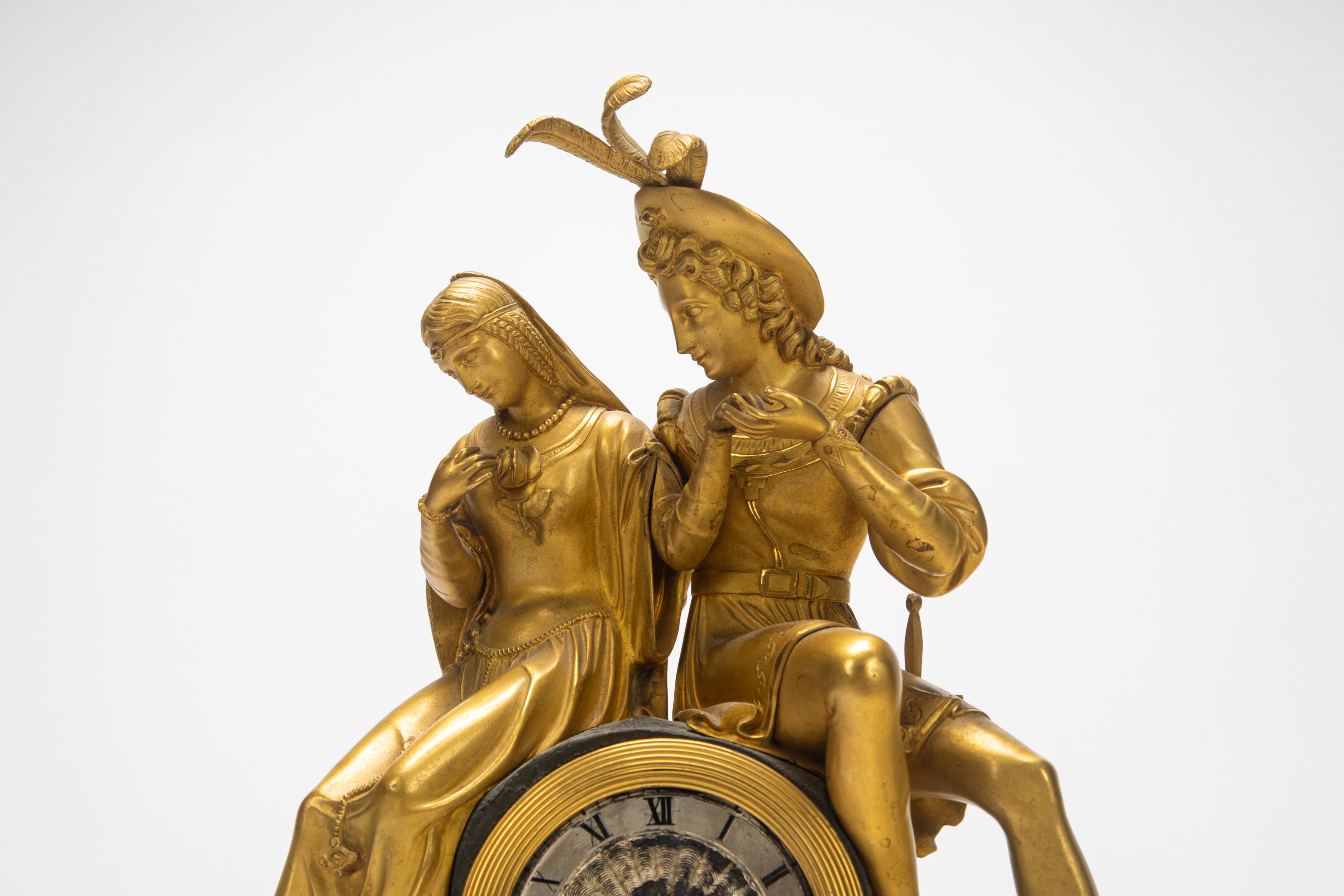 Pendola da appoggio in bronzo dorato e brunito con scena galante, Francia, XIX secolo