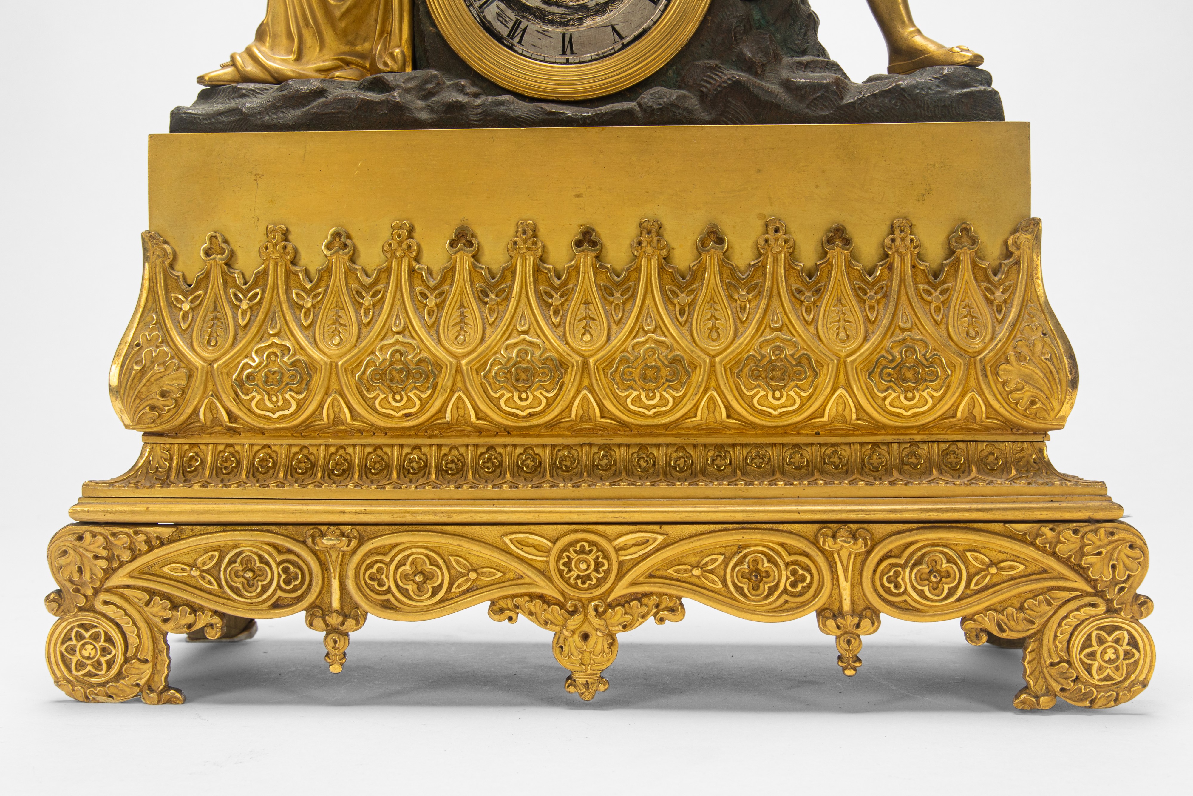 Pendola da appoggio in bronzo dorato e brunito con scena galante, Francia, XIX secolo