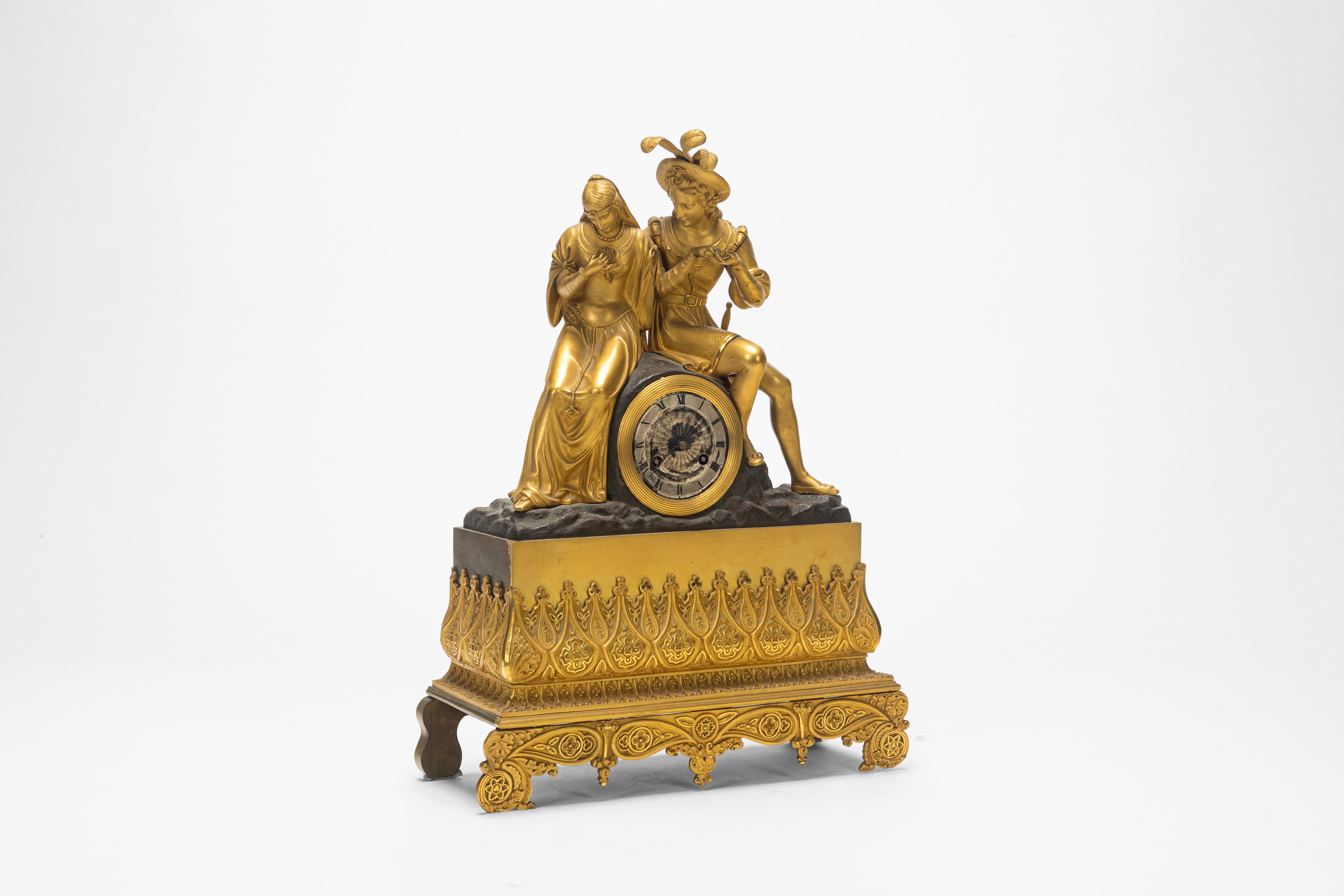 Pendola da appoggio in bronzo dorato e brunito con scena galante, Francia, XIX secolo