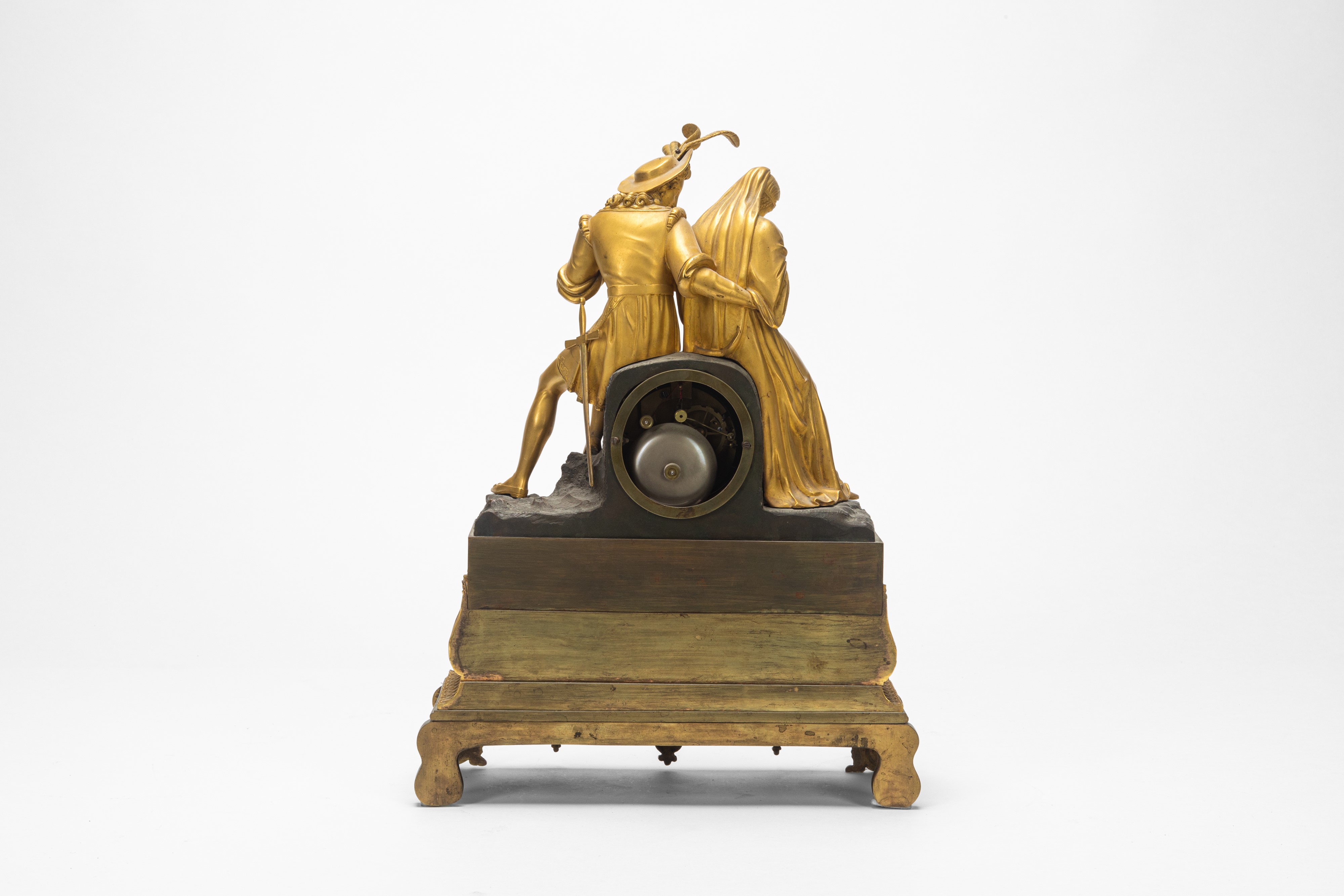 Pendola da appoggio in bronzo dorato e brunito con scena galante, Francia, XIX secolo