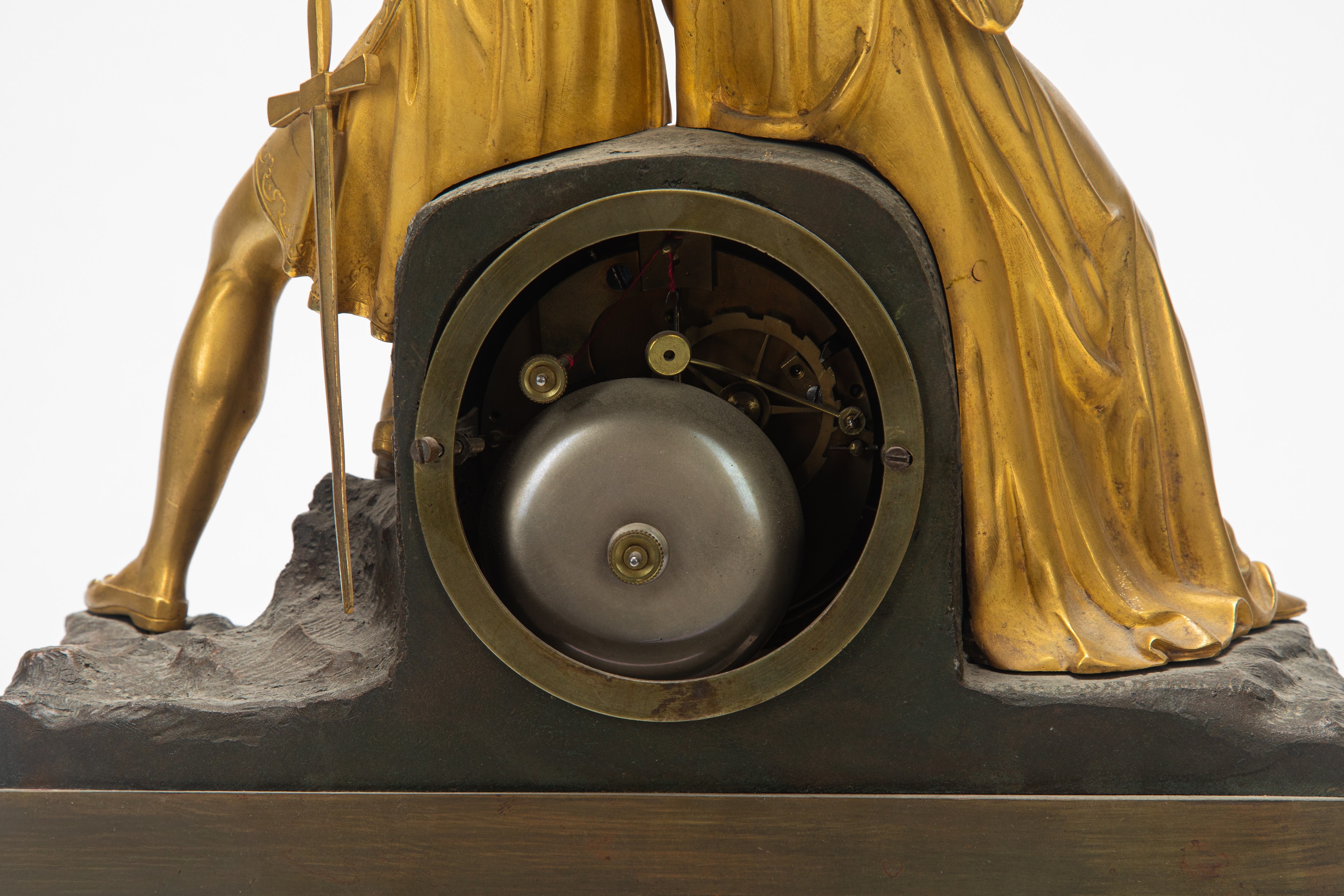 Pendola da appoggio in bronzo dorato e brunito con scena galante, Francia, XIX secolo