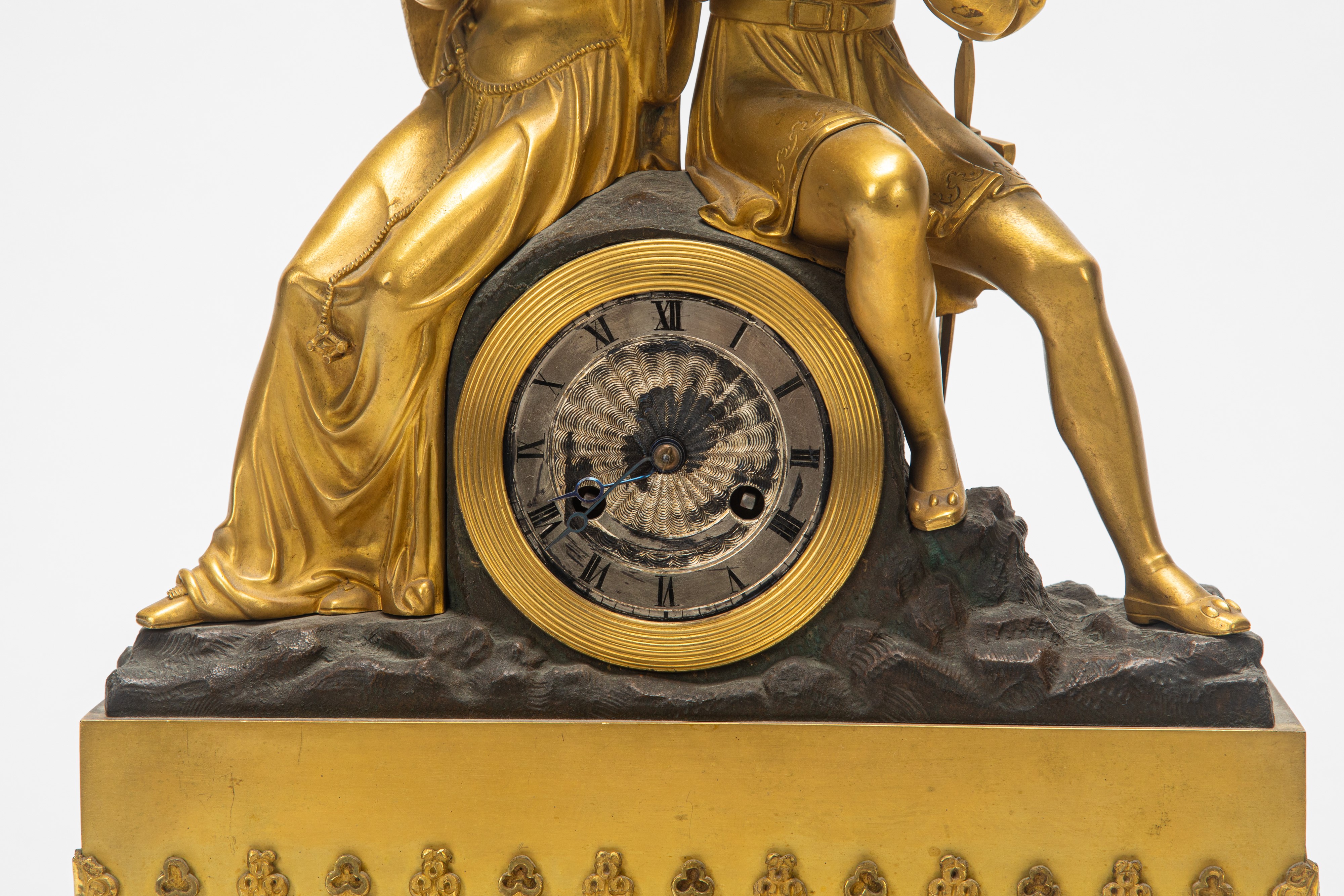 Pendola da appoggio in bronzo dorato e brunito con scena galante, Francia, XIX secolo
